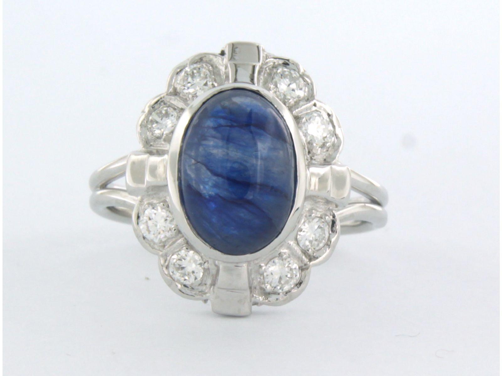14k white gold cocktail ring set with a central sapphire and an entourage of brilliant cut diamonds. 0.48ct - F/G - VS/SI - ring size U.S. 7.25 - EU. 17.5 (55)

detailed description:

the top of the ring is oval in shape, 1.8 cm by 1.4 cm wide, and