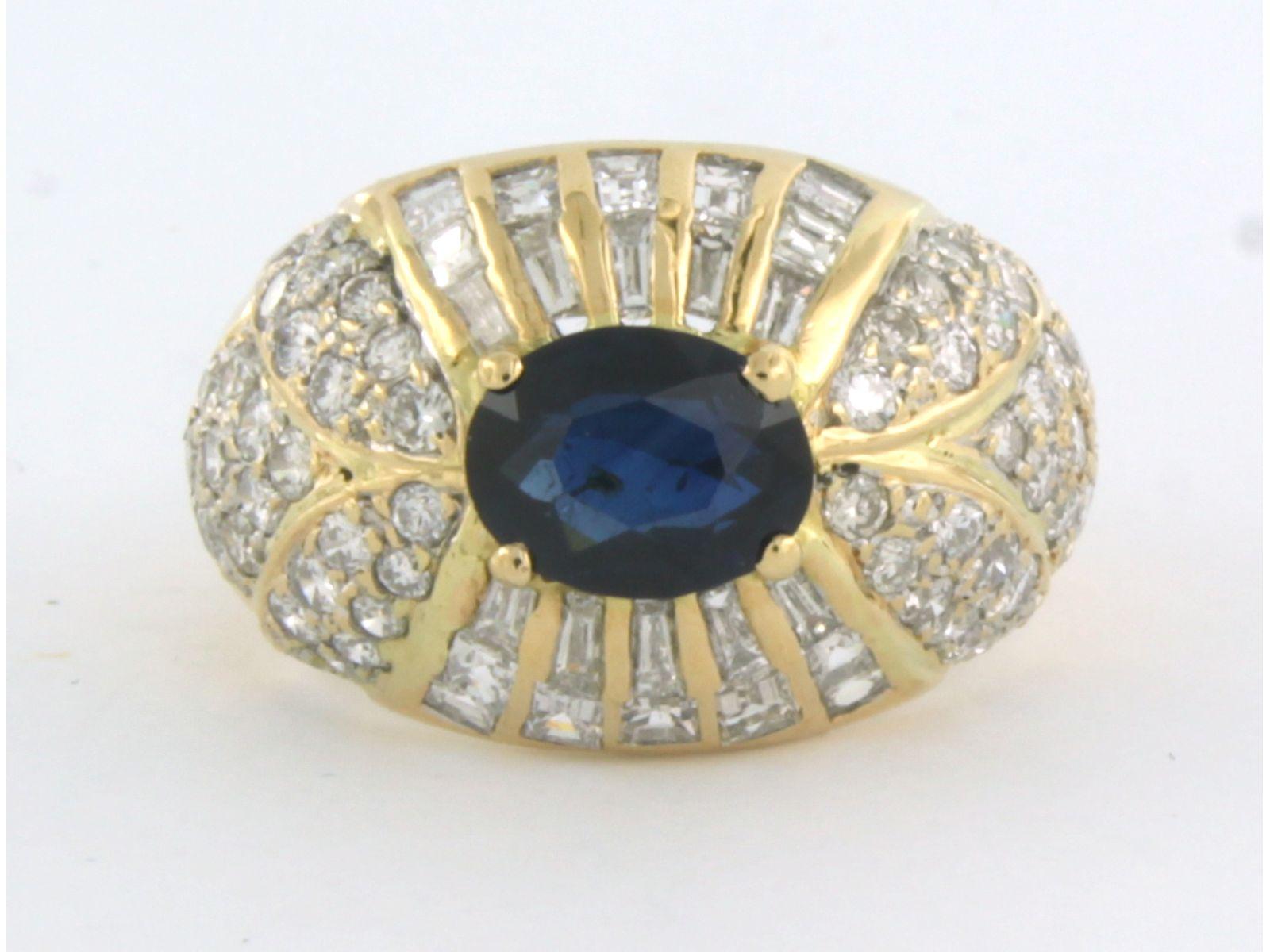 18k bicolour gold ring set with sapphire 1.40 ct and taper, square and brilliant cut diamonds up to. 2.20 ct - F/G - VS/SI - ring size U.S. 6.0 - EU. 16.5(52)

detailed description:

the top of the ring is 1.4 cm wide and 7.0 mm high

ring size U.S.