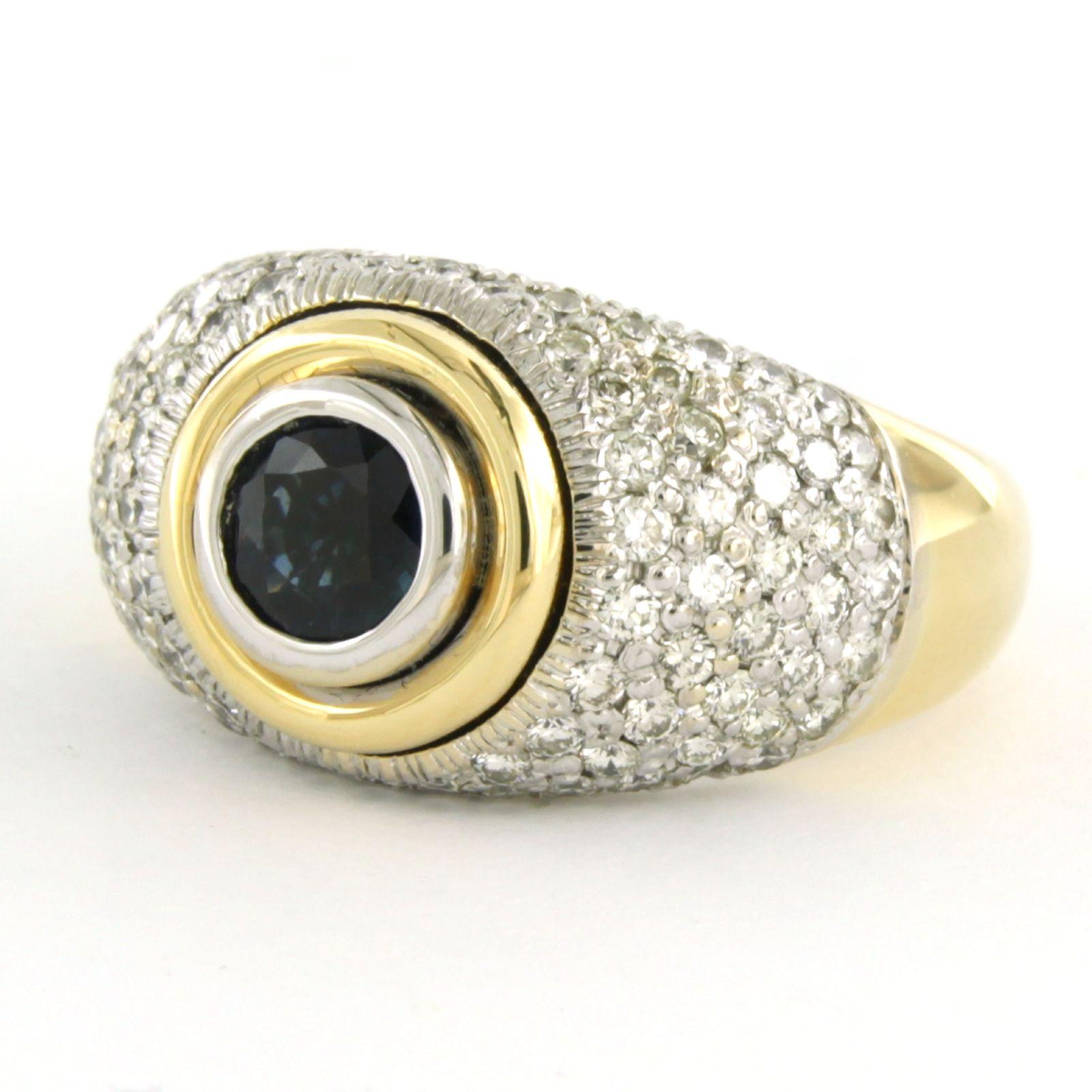 Ring aus 18 Karat Bicolor-Gold, besetzt mit einem zentralen Saphir und einem Diamanten im Brillantschliff. 1.00ct - G/H - VS/SI - Ringgröße U.S. 7 - EU. 17.25(54)

detaillierte Beschreibung:

Die Oberseite des Rings ist 1,3 cm breit und 7,6 mm