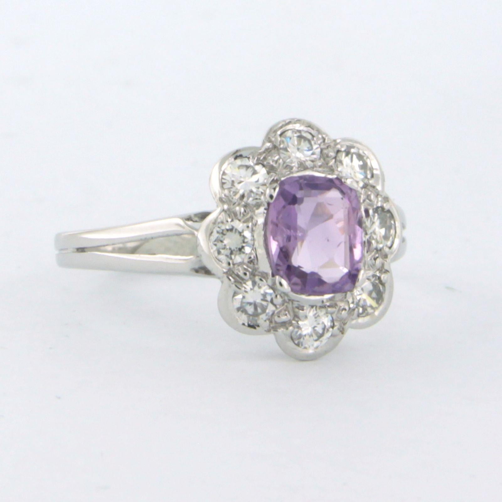18k white gold entourage ring set with pink sapphire to. 0.95ct and brilliant cut diamond up to. 0.40ct - F/G - VS/SI - ring size 6.5 (17/53)

Detailed description

the top of the ring is 1.3 cm wide

Ring size 6.5 (17/53), the ring can be enlarged