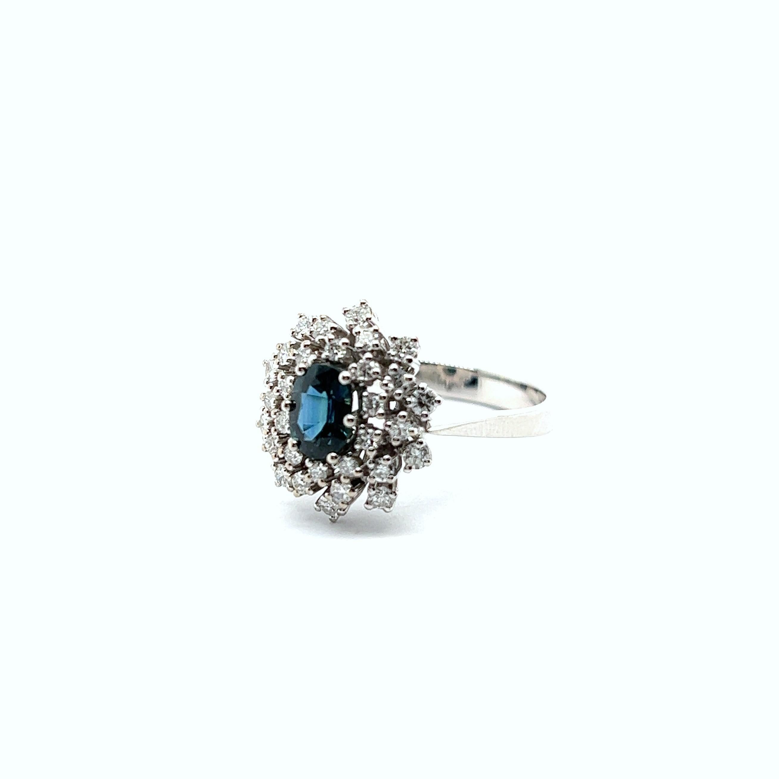 Ring with Sapphire and Diamonds in 18 Karat White Gold In Good Condition For Sale In Lucerne, CH