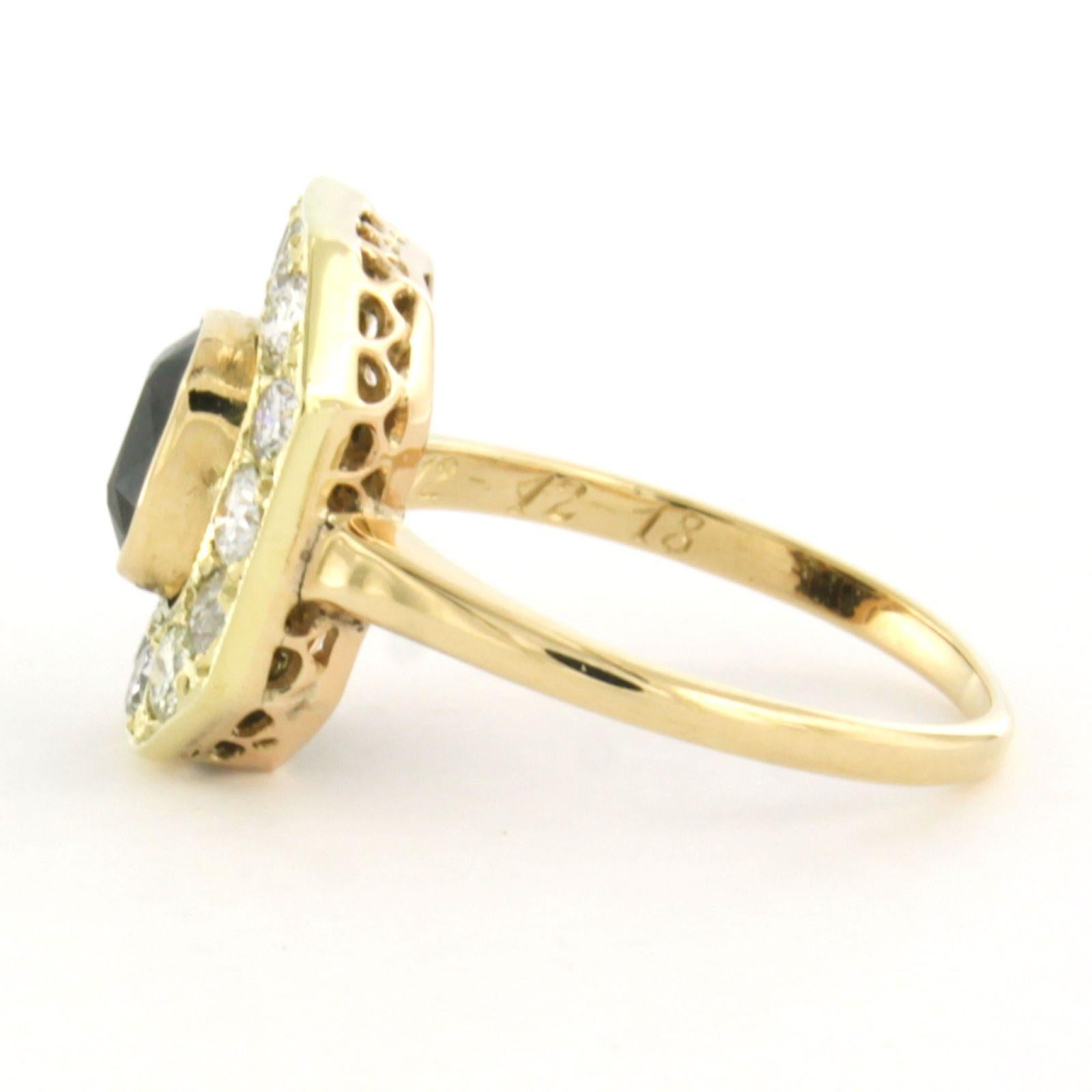 14k yellow gold entourage ring set with a sapphire in the center. 0.90ct and an entourage of old European cut diamonds up to. 1.00ct - G/H - SI - ring size U.S. 7.25 - EU. 17.5 (55)

detailed description:

the top of the ring is 1.4 cm wide

weight: