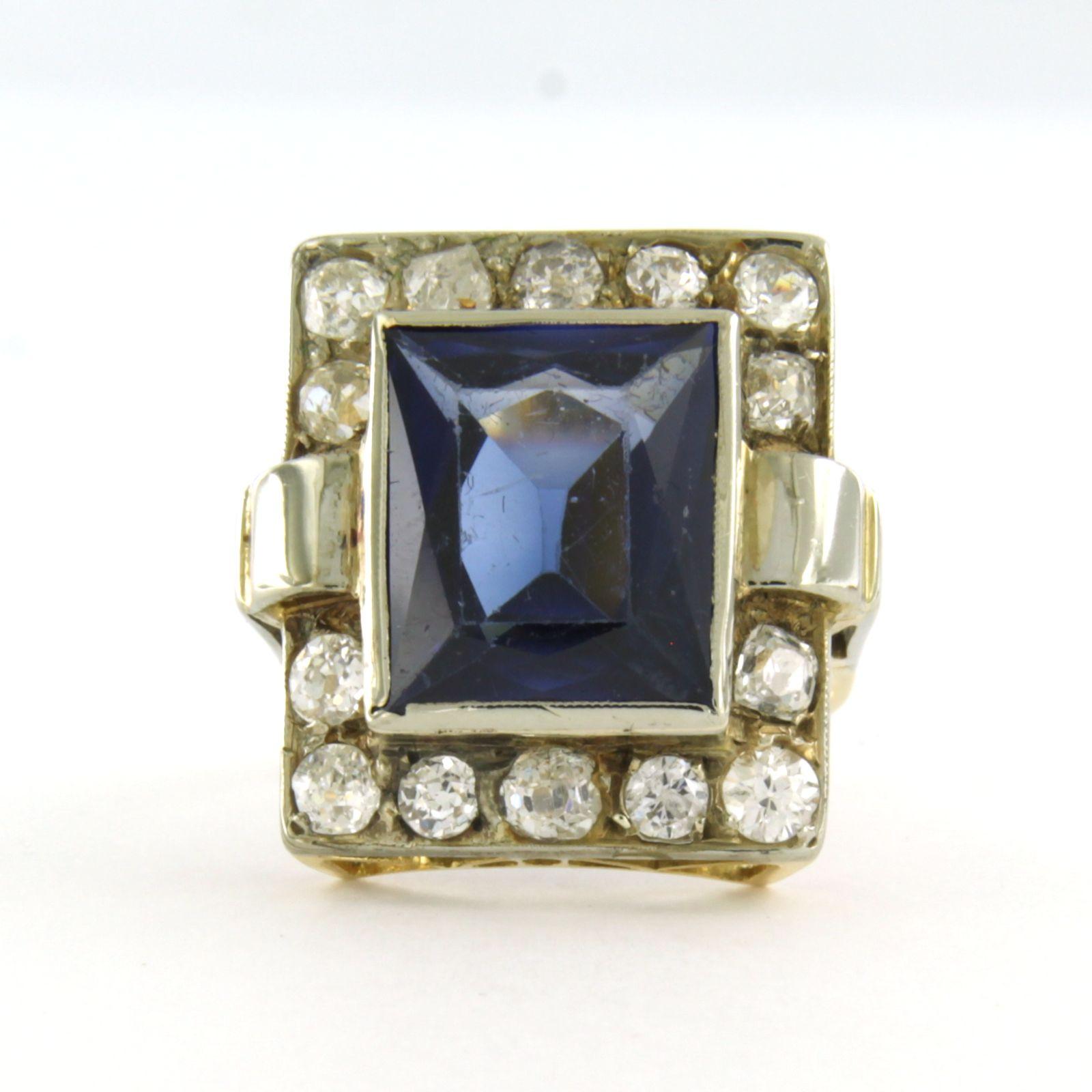 18k bicolour gold ring set with a central sapphire verneuille and around it an old European cut diamond up to 1.40ct – G/H - SI - ring size US 6 – EU 16.5(52)

detailed description:

The top of the ring is in a rectangular shape of 2.0 cm by 1.8 cm