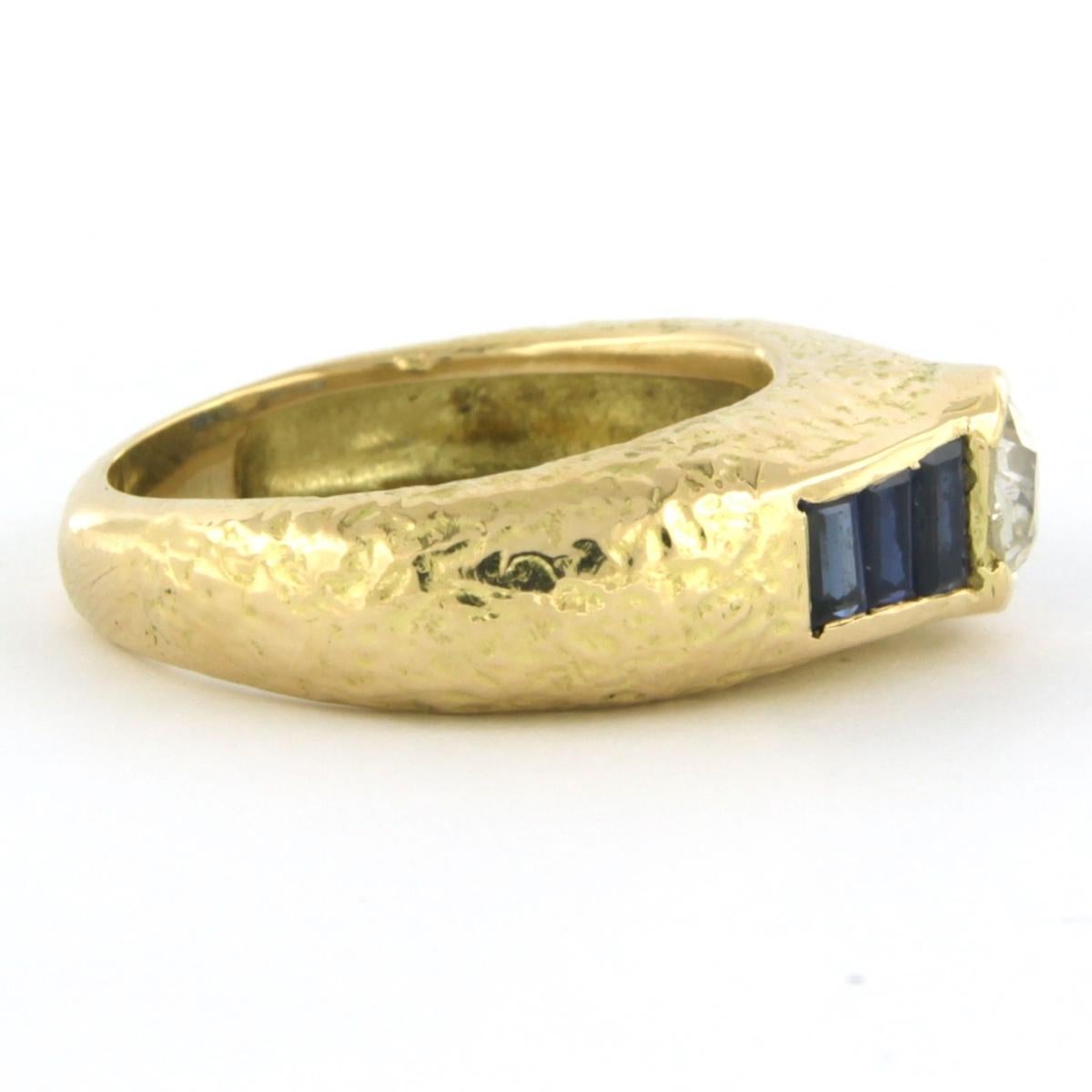 Bague en or jaune 18k sertie d'un saphir jusqu'à 1.00ct et au centre d'un diamant taille ancienne jusqu'à 0.60ct - J/K - VS/SI - taille de bague US 7.25 - EU 17.5 (55)

description détaillée :

le haut de l'anneau mesure 7,5 mm de large et 7,4 mm de