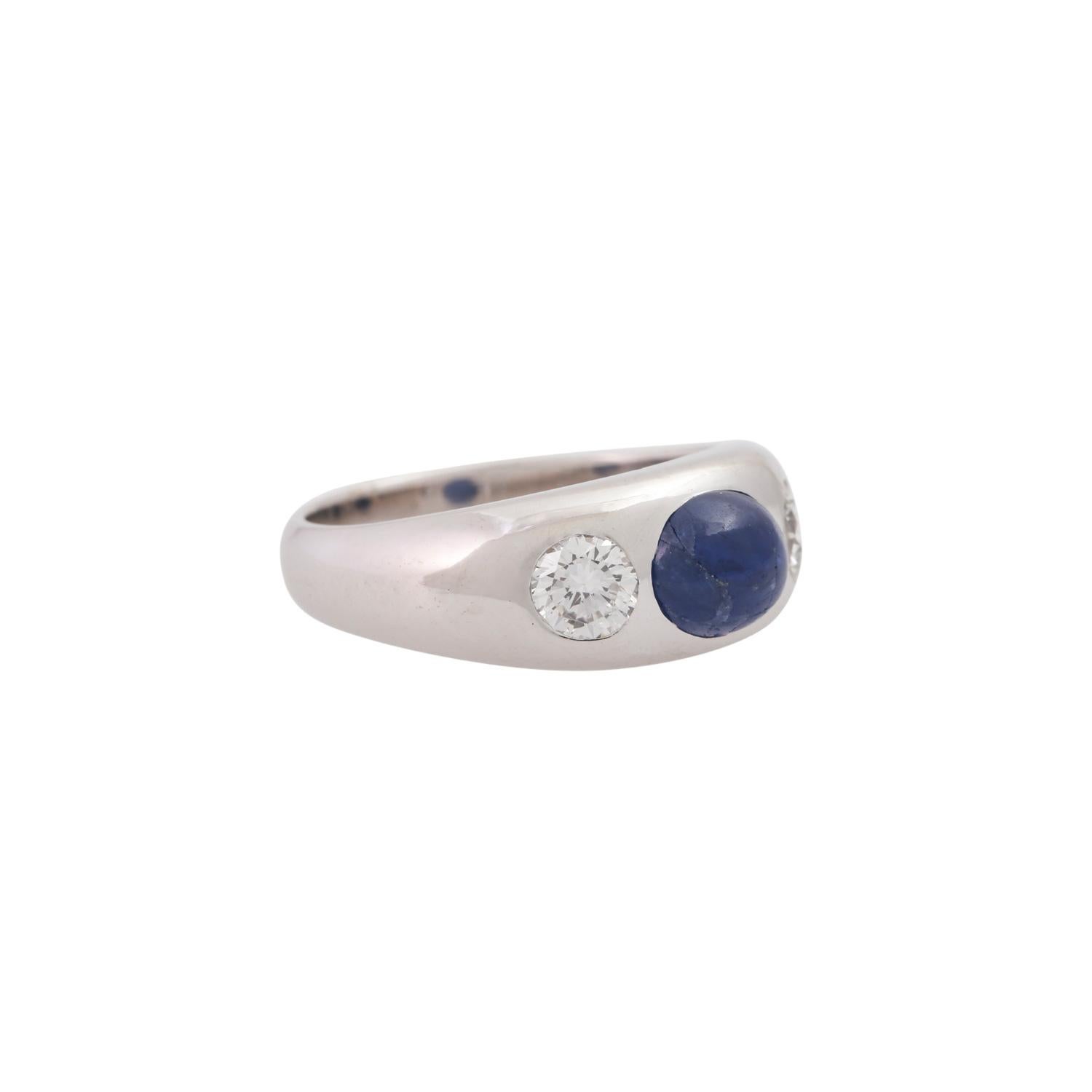 0,5 ct insgesamt, ca. LGW (I)/VVS, WG 14K, 5,4 g, RW: 49, 2. Hälfte 20. Jahrhundert, leichte Gebrauchsspuren, Brillantfacettenkanten minimal berieben, Saphir durchscheinend a .mit Wachstumsrissen.
