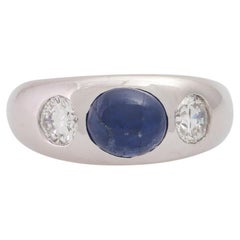 Ring mit Saphir-Cabochon und Diamanten im Brillantschliff