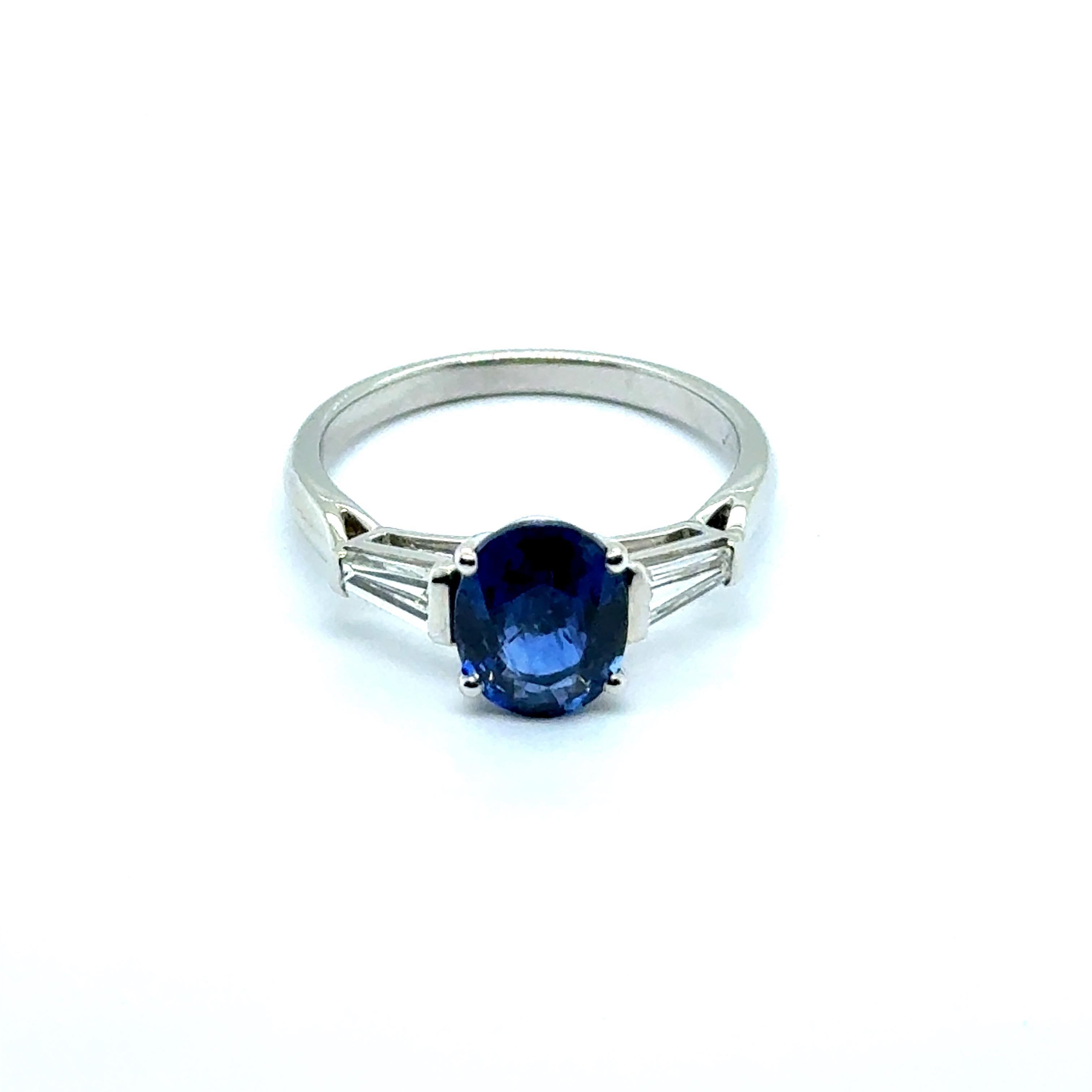 Ring with Sapphire & Diamonds in 18 Karat White Gold by Gübelin For Sale 4