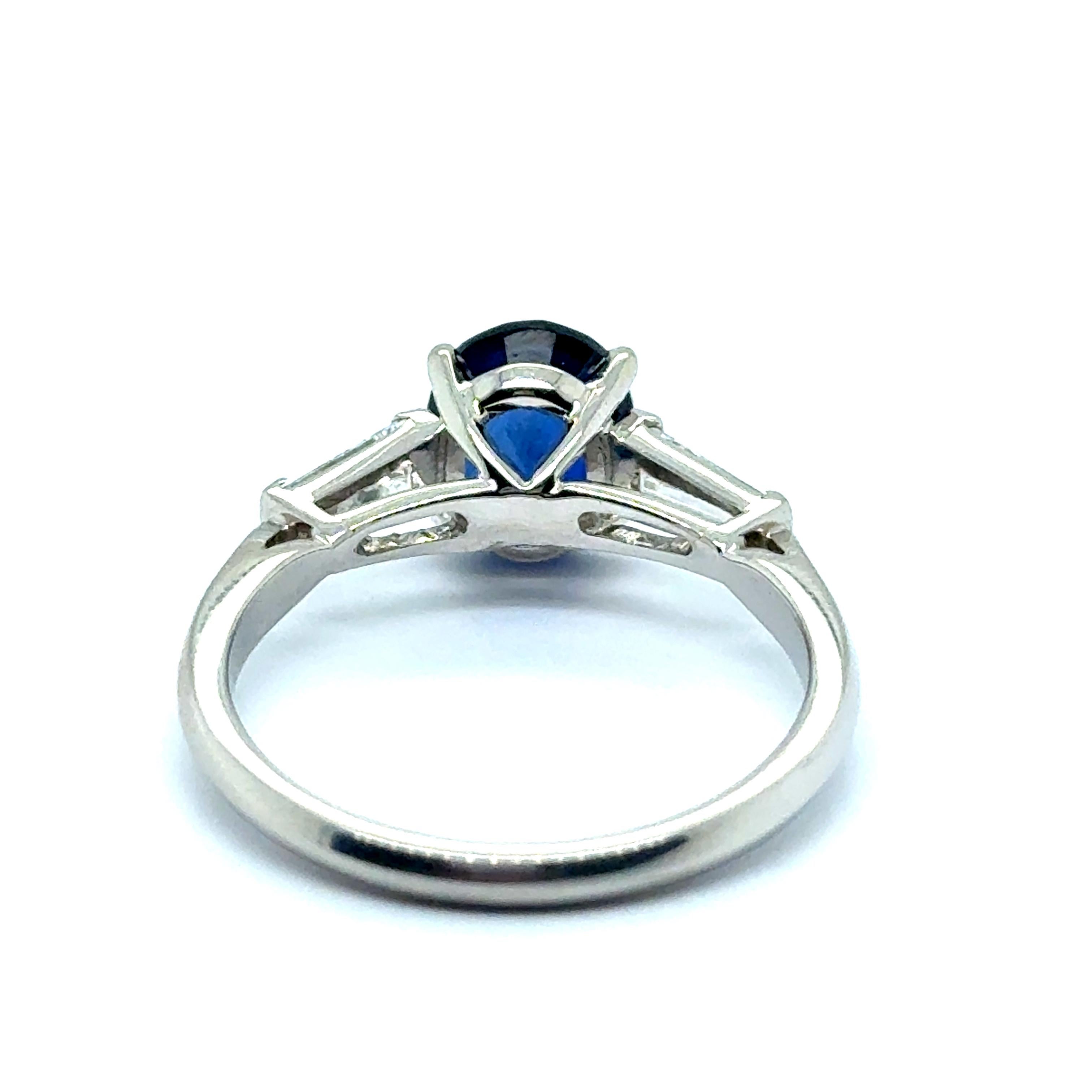 Ring with Sapphire & Diamonds in 18 Karat White Gold by Gübelin For Sale 11