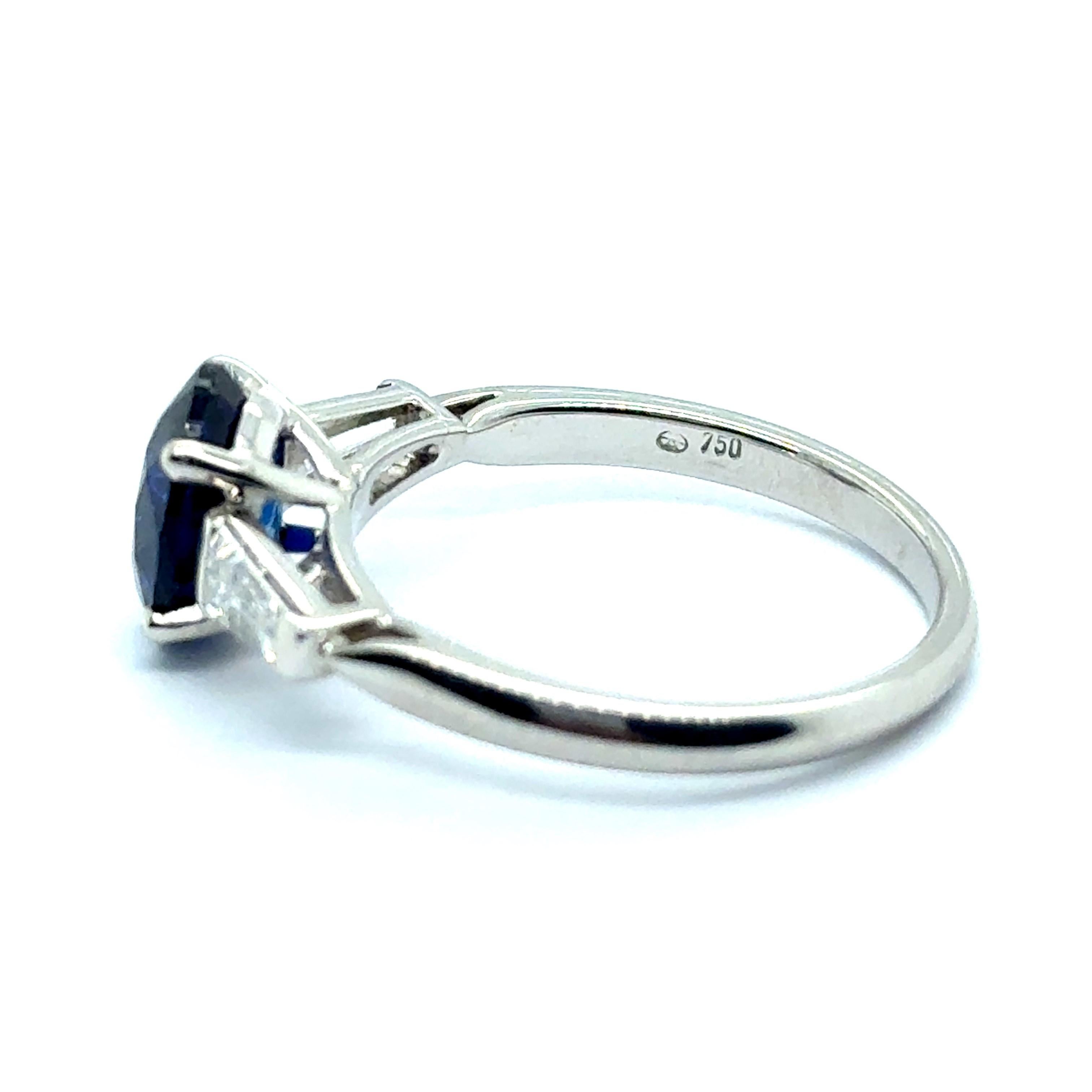 Modern Ring with Sapphire & Diamonds in 18 Karat White Gold by Gübelin For Sale