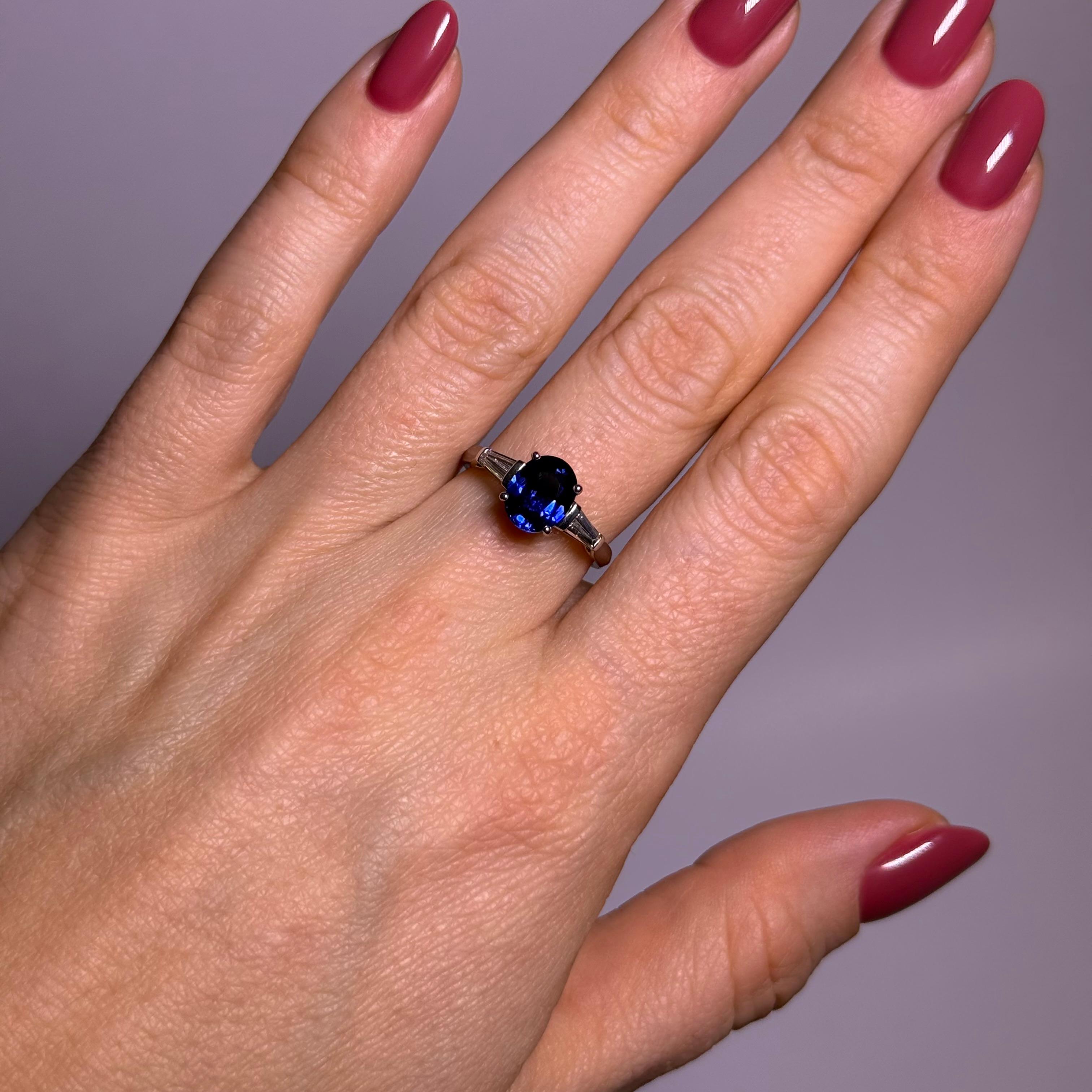 Ring with Sapphire & Diamonds in 18 Karat White Gold by Gübelin In Good Condition For Sale In Lucerne, CH