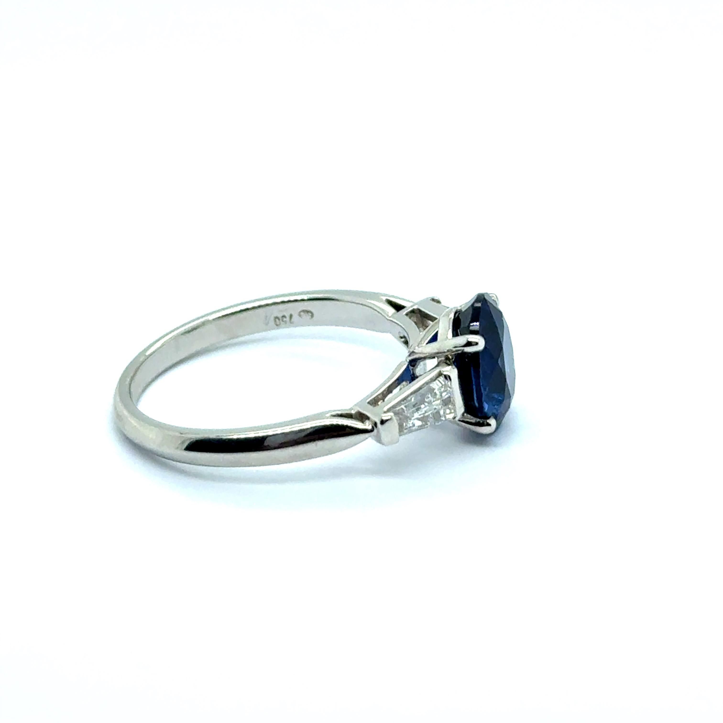Women's or Men's Ring with Sapphire & Diamonds in 18 Karat White Gold by Gübelin For Sale