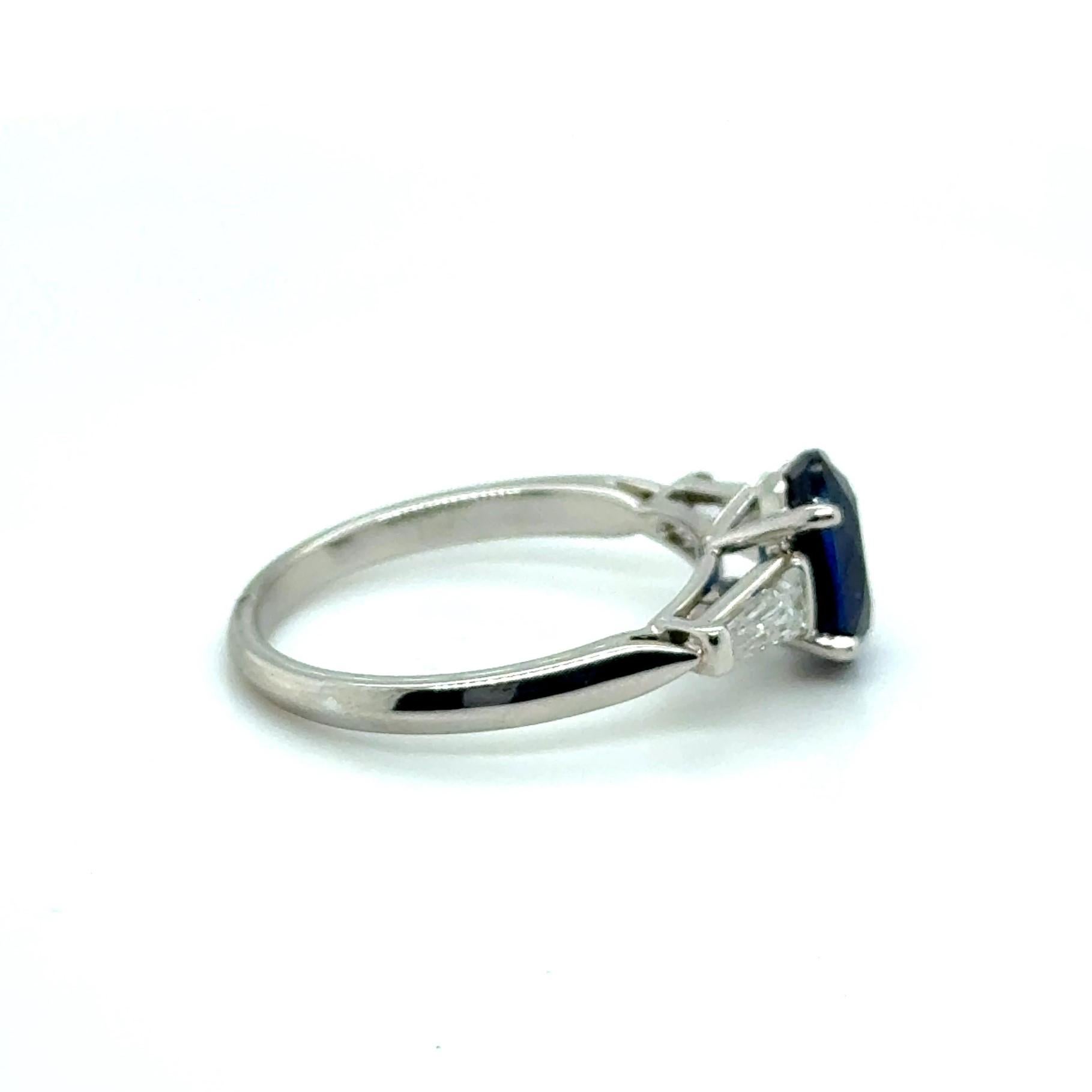 Ring with Sapphire & Diamonds in 18 Karat White Gold by Gübelin For Sale 1