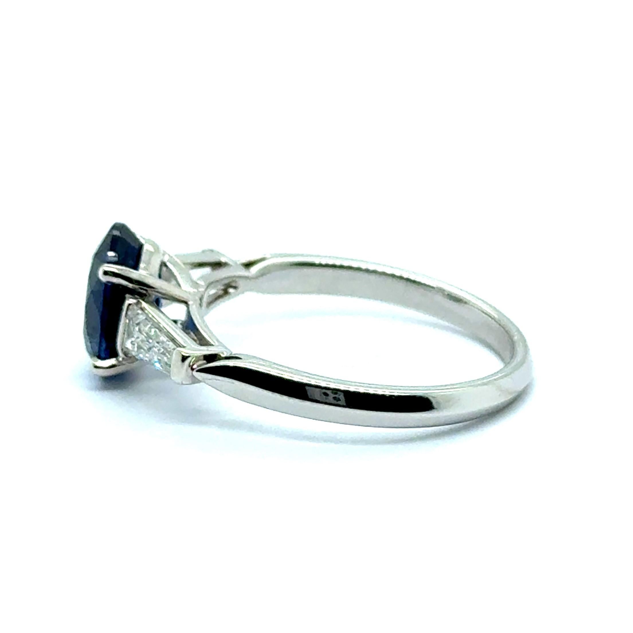 Ring with Sapphire & Diamonds in 18 Karat White Gold by Gübelin For Sale 2