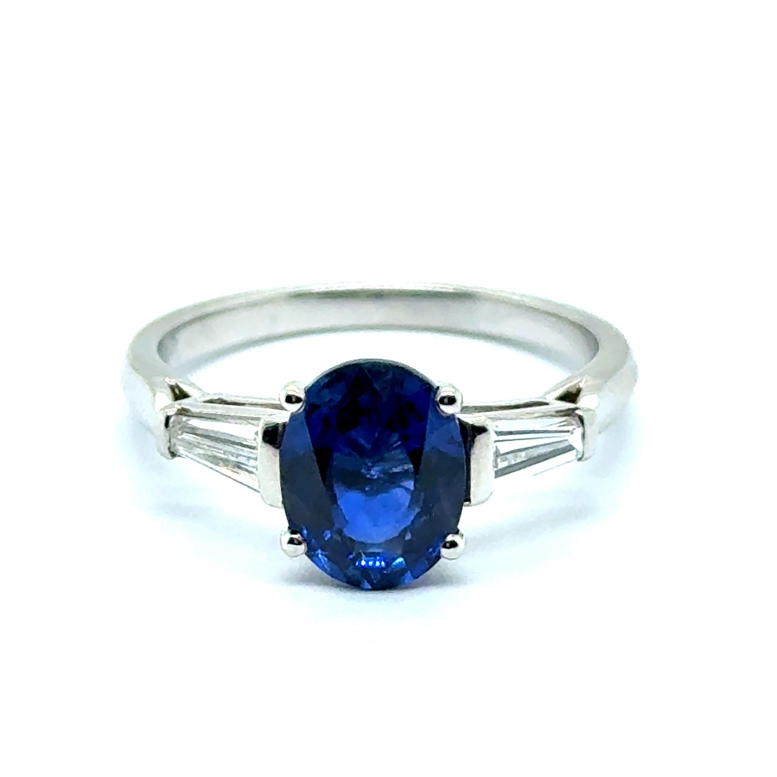 Ring with Sapphire & Diamonds in 18 Karat White Gold by Gübelin For Sale 3