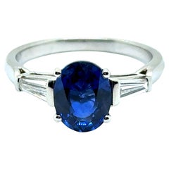Ring with Sapphire & Diamonds in 18 Karat White Gold by Gübelin
