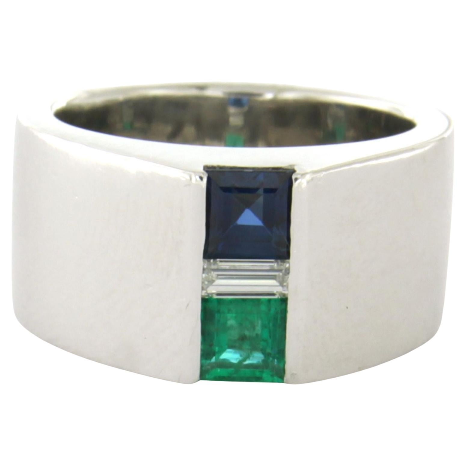 Ring with sapphire, emerald and baguette shaped diamond up to 0.20ct platinum For Sale