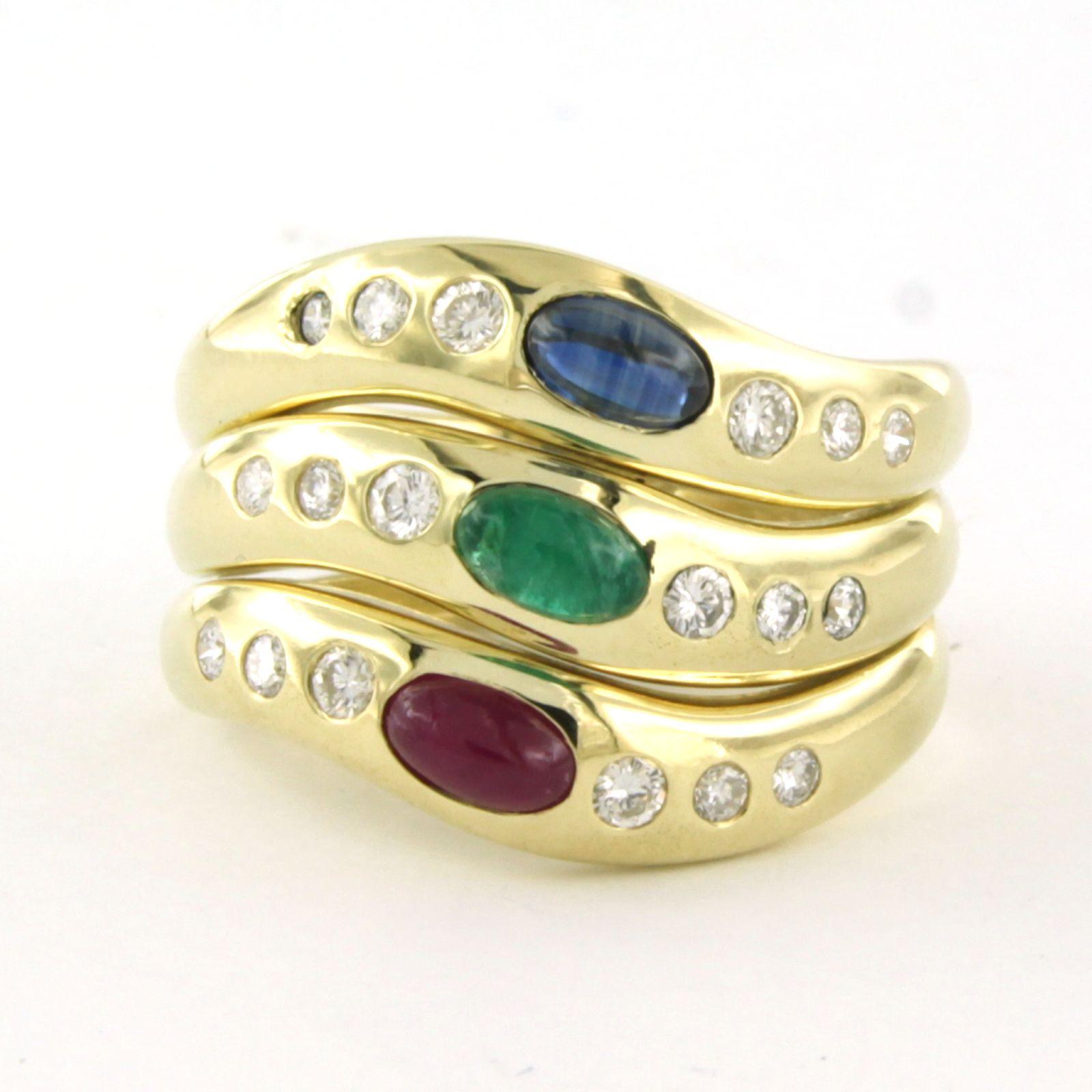 Bague en or jaune 18k sertie de rubis, saphir, émeraude et diamant taille brillant jusqu'à 0.40 ct - F/G - VS/SI - taille de bague US 6.5 - EU 17(53)

Description détaillée :

La partie supérieure de l'anneau mesure 1,5 cm de large et 4,1 mm de