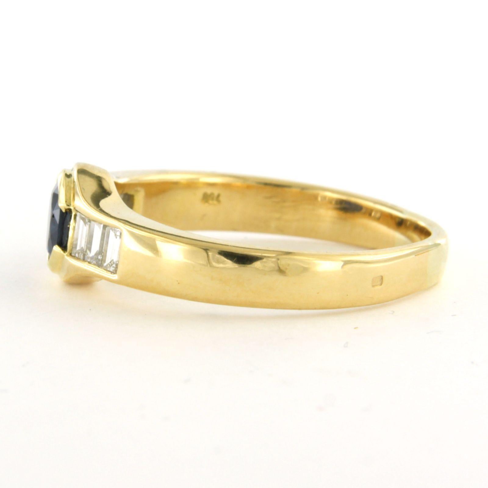 Taille baguette Bague en or 18 carats avec saphir jusqu'à 0,70 carat et diamants taille baguette jusqu'à 0,50 carat en vente