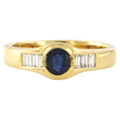 Anillo con zafiro de hasta 0,70 ct y diamantes talla baguette de hasta 0,50 ct Oro de 18k