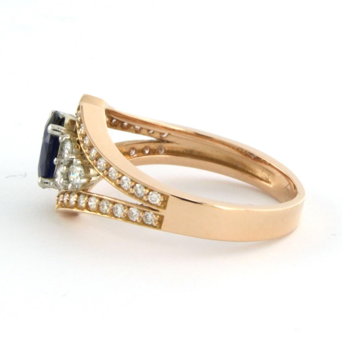 Moderno Anello con zaffiro fino a 0,74ct e diamanti taglio brillante fino a 0,56ct in oro 18k in vendita