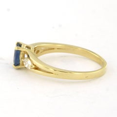Anello con zaffiro fino a 0,88 ct e diamanti taglio marquise fino a 0,28 ct, in oro 18k