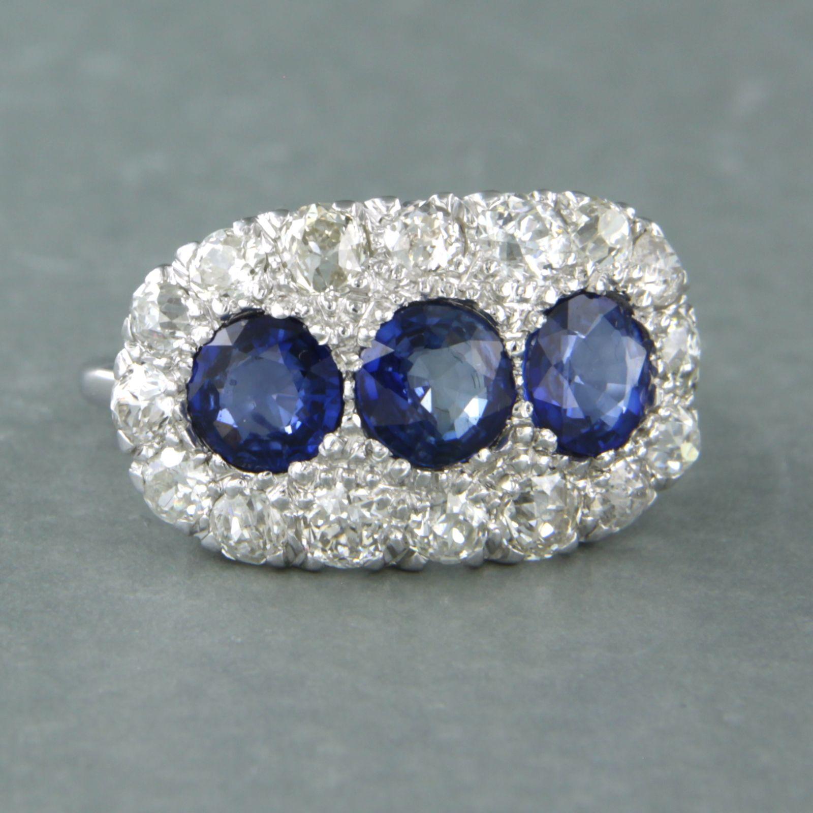 Bague en or blanc 14k sertie d'un saphir jusqu'à. 1.95ct et autour d'un diamant taille ancienne jusqu'à. 2.00ct - F/G - VS/SI - taille U.S. 5.25 - EU. 16(50)

description détaillée :

La partie supérieure de l'anneau mesure 1,2 cm de large et 5,5 mm