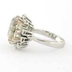 Anillo con zafiro de hasta 7,00 ct y diamante de talla brillante de hasta 0,30 ct, en oro de 18k