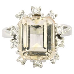 Anillo con zafiro de hasta 7,00 ct y diamante de talla brillante de hasta 0,30 ct, en oro de 18k