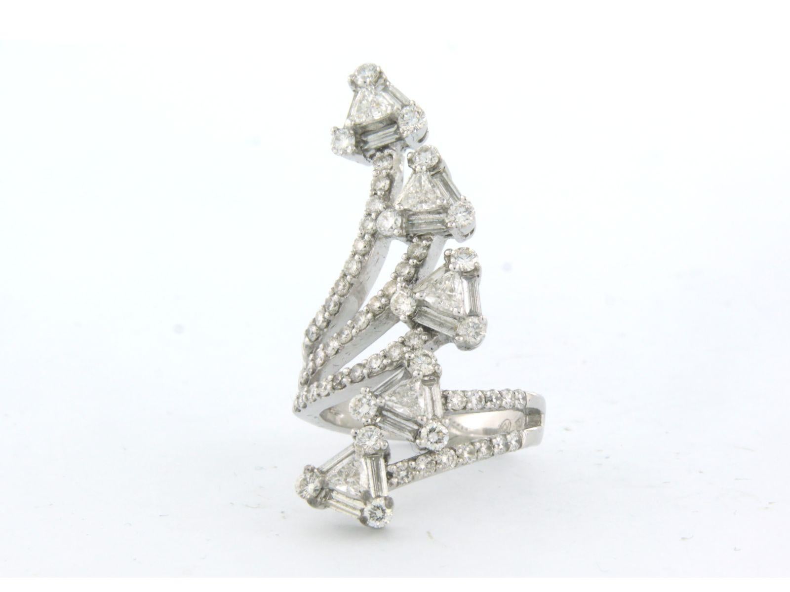 18k white gold ring set with triangle, baguette and brilliant cut diamonds up to 3.50ct - F/G - VS/SI - ring size US 5.75 - EU 16.25 (51)

detailed description:

top of the ring is 3.8 cm wide

weight 11.6 grams

ring size US 5.75 - EU 16.25 (51),