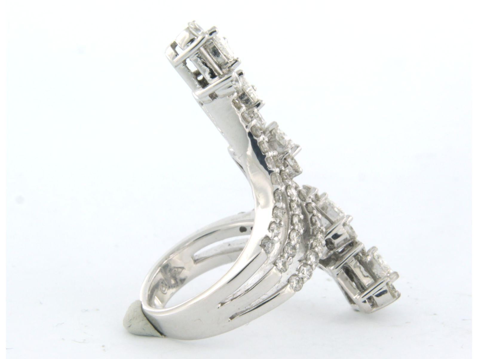Ring with several shaped diamonds up to 3.50ct 18k white gold In Excellent Condition For Sale In The Hague, ZH