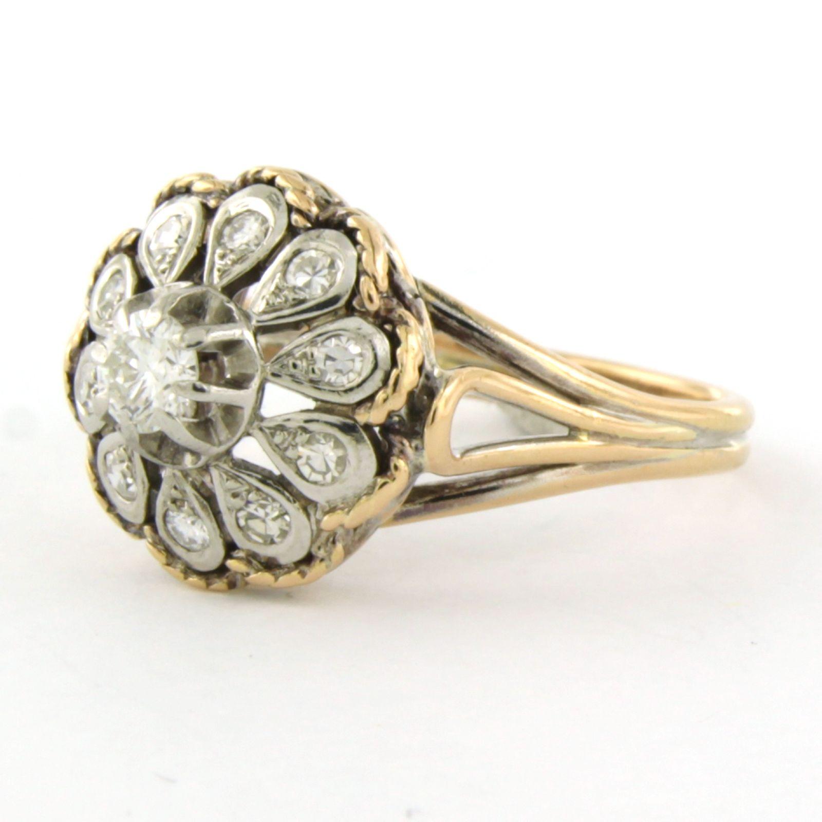 Ring mit einzelnen und Brillanten im Brillantschliff bis zu 0,35 Karat 18k zweifarbigem Gold (Moderne) im Angebot