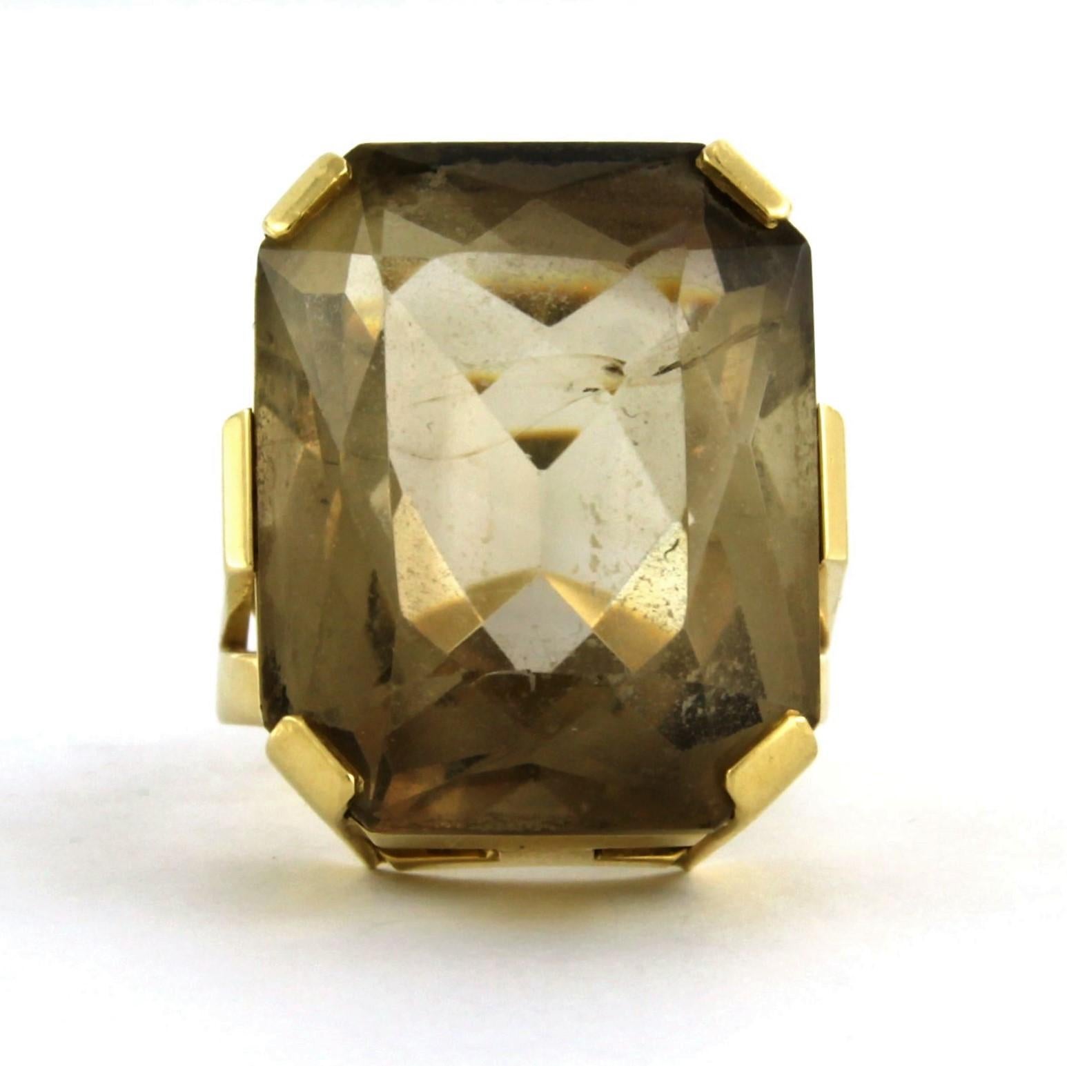 18 kt yellow entourage ring set with smoke topaz, approximately 10.0 ct in total - ring size US. 6.5 – EU. 17(53)

detailed description:

The top of the ring is in an oval shape measuring 2.1 cm by 1.8 cm wide by 1.0 cm high

Ring size US 6.5 – EU.