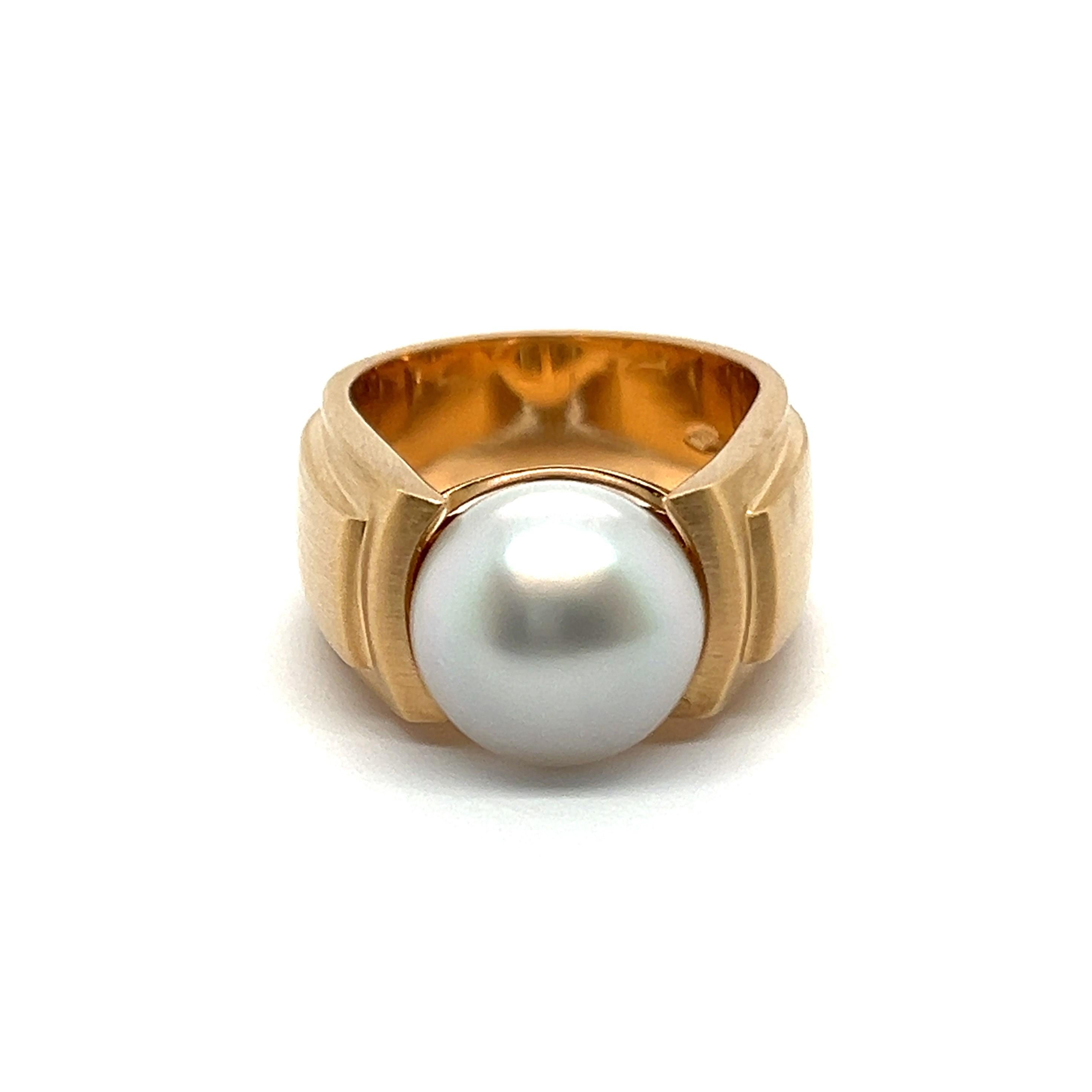 Elevate your elegance with the Pearl Ring by Joop.
Crafted in 18 Karat red gold, this exquisite piece features a lustrous South Sea cultural pearl, embodying timeless sophistication. 

Delicate yet striking, with a thick band and an impressive-sized