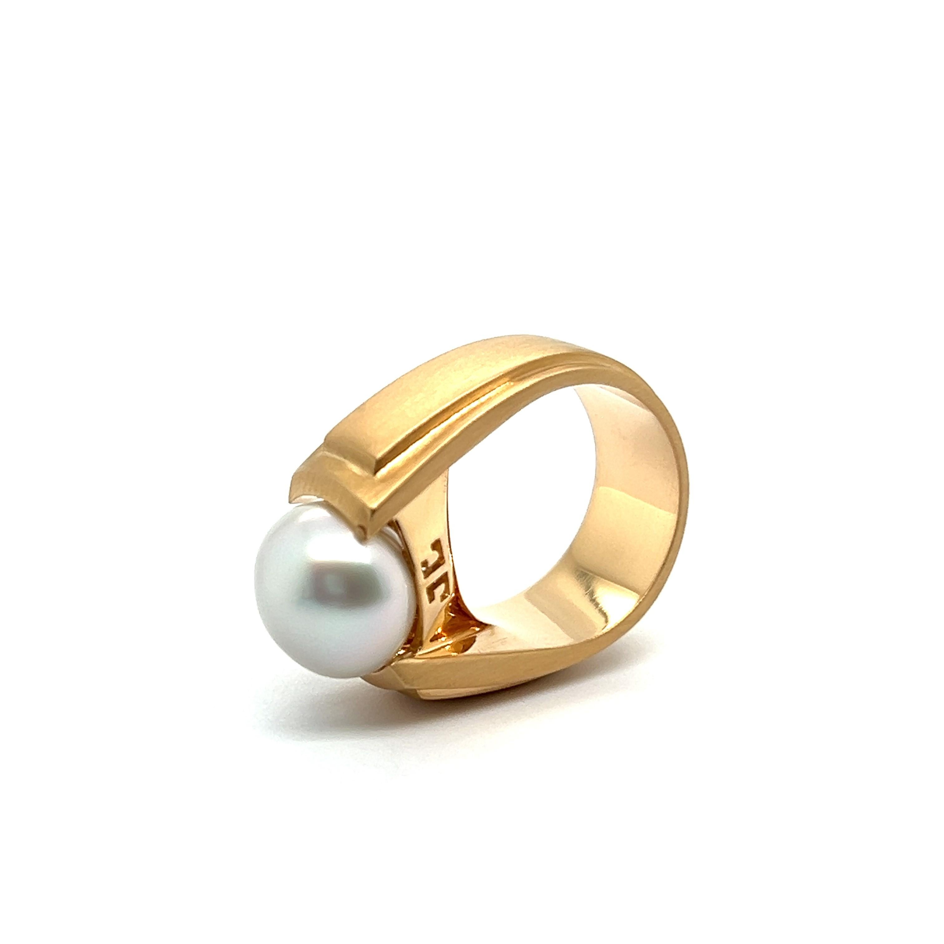 Modern Ring with South Sea Cultured Pearl in 18 Karat Rose Gold For Sale