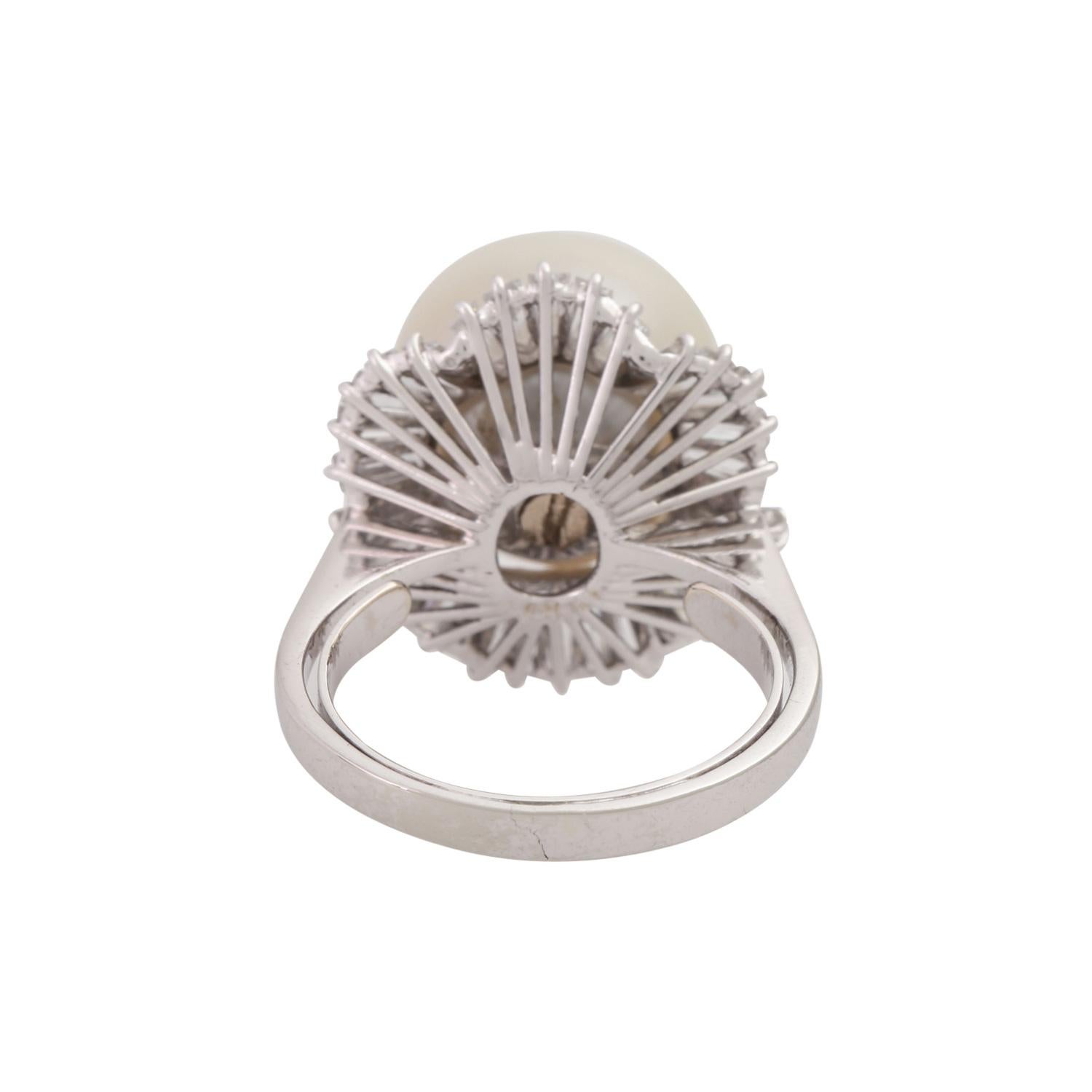 Ring with South Sea Pearl and Diamonds In Good Condition In Stuttgart, BW