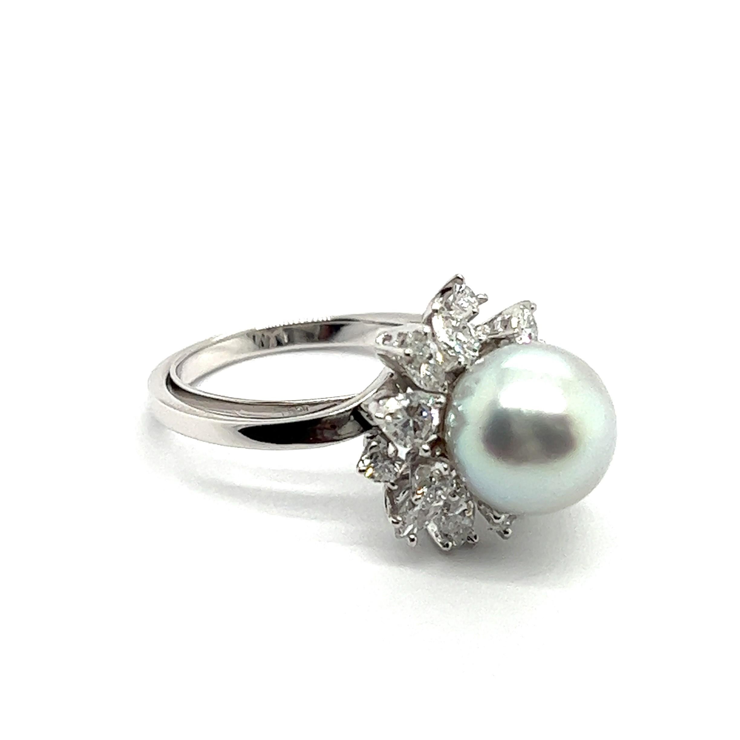 Ring with South Sea Pearl and Diamonds in 18 Karat White Gold by Meister For Sale 4