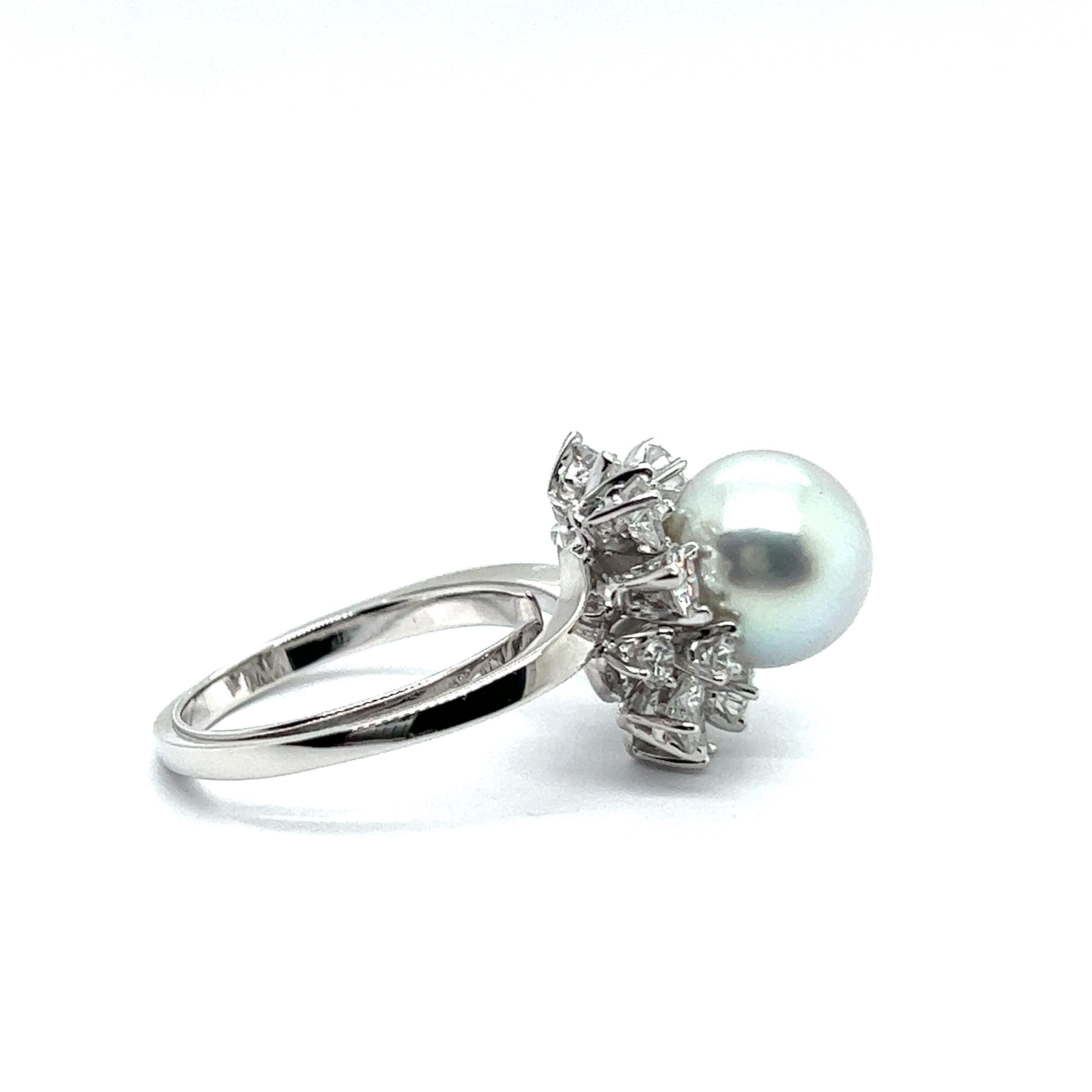 Ring with South Sea Pearl and Diamonds in 18 Karat White Gold by Meister In Excellent Condition For Sale In Lucerne, CH