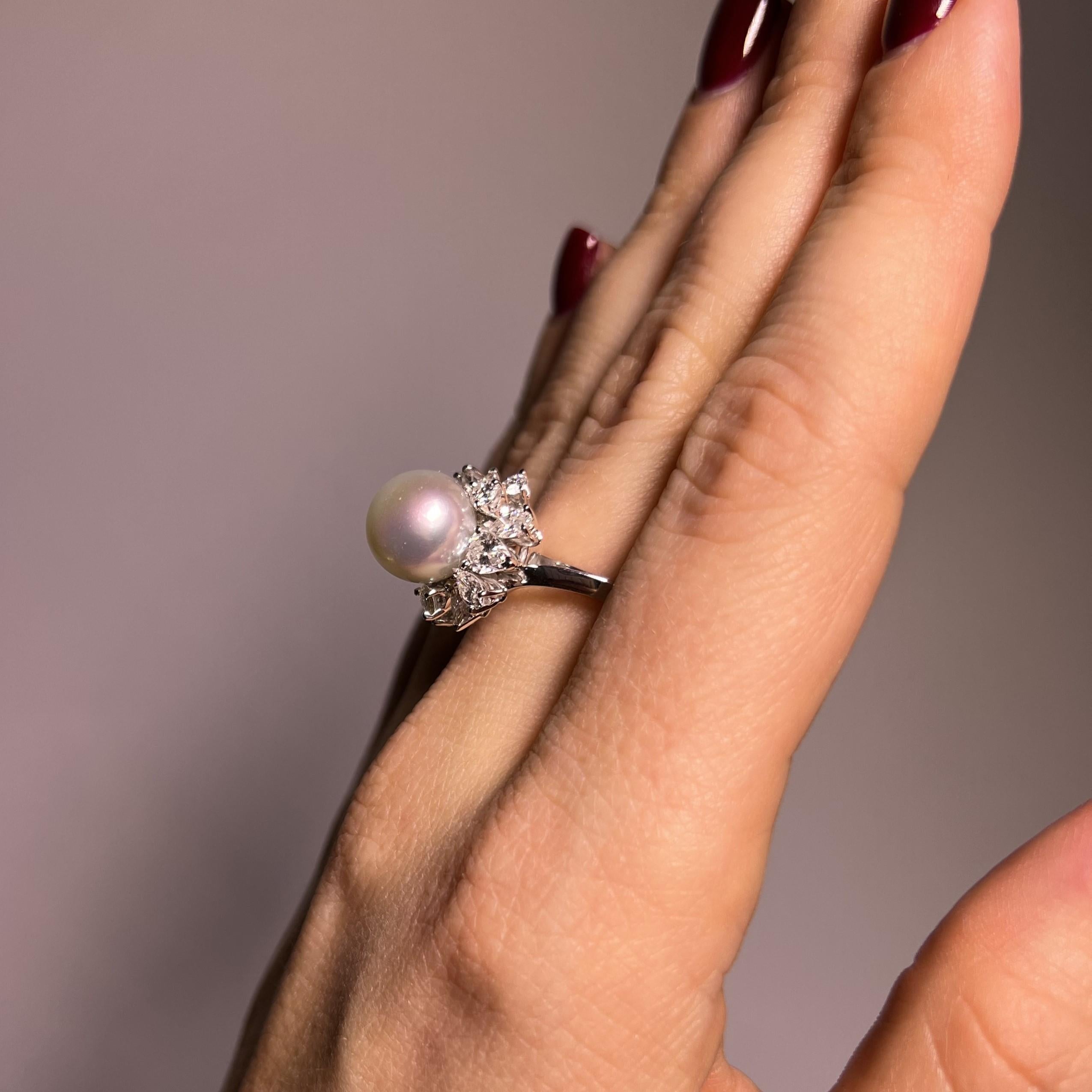 Ring with South Sea Pearl and Diamonds in 18 Karat White Gold by Meister For Sale 1