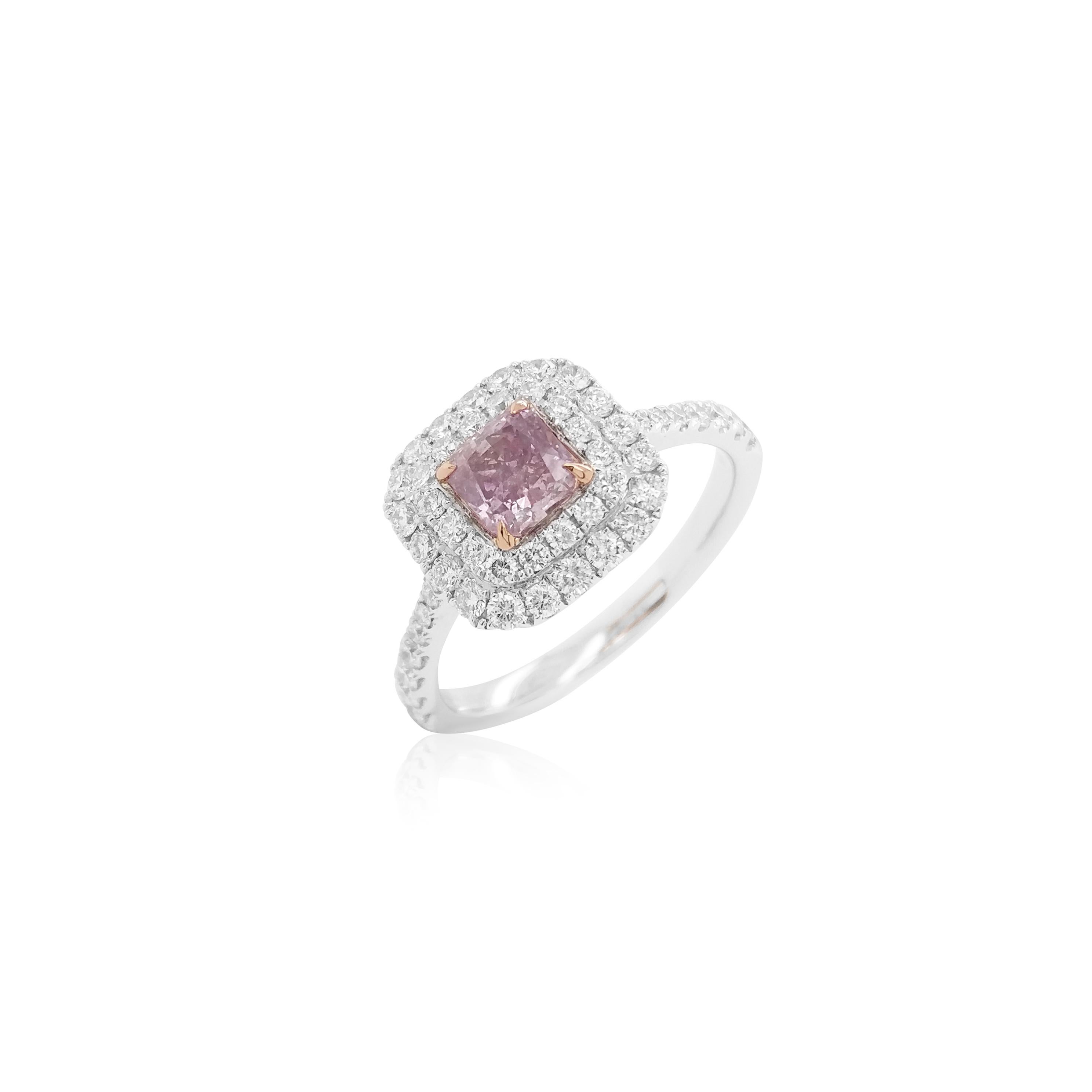 Bague de style délicat avec une pièce centrale classique, un magnifique diamant rose pourpre (certifié GIA) orné de diamants blancs pour un look élégant.

Diamant certifié GIA de couleur rose pourpre - 0,61 cts
Diamants blancs - 0.59 cts
Fabriqué en