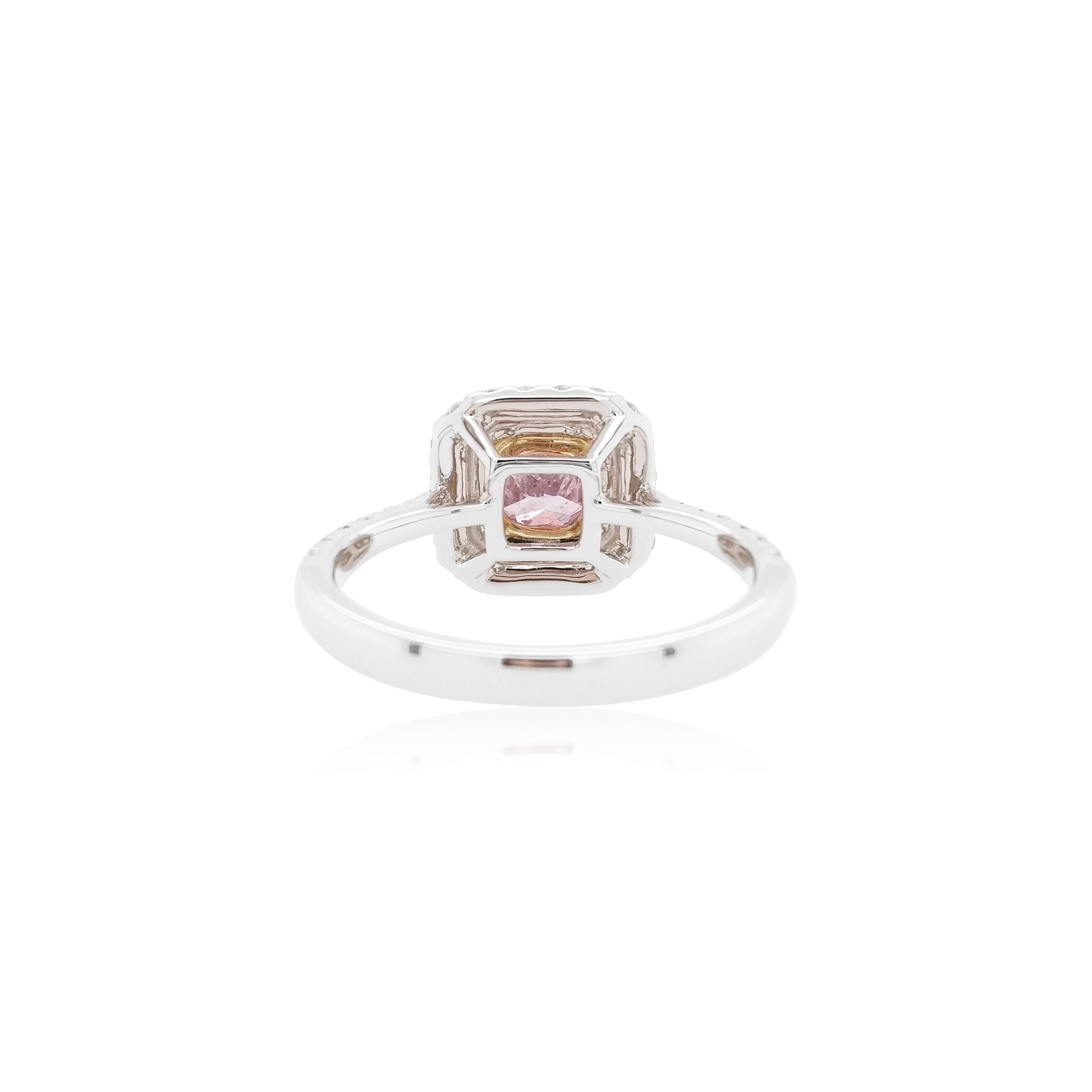 Contemporain Bague avec diamant de forme carrée certifié GIA Fancy Pink Purple et diamant blanc en vente