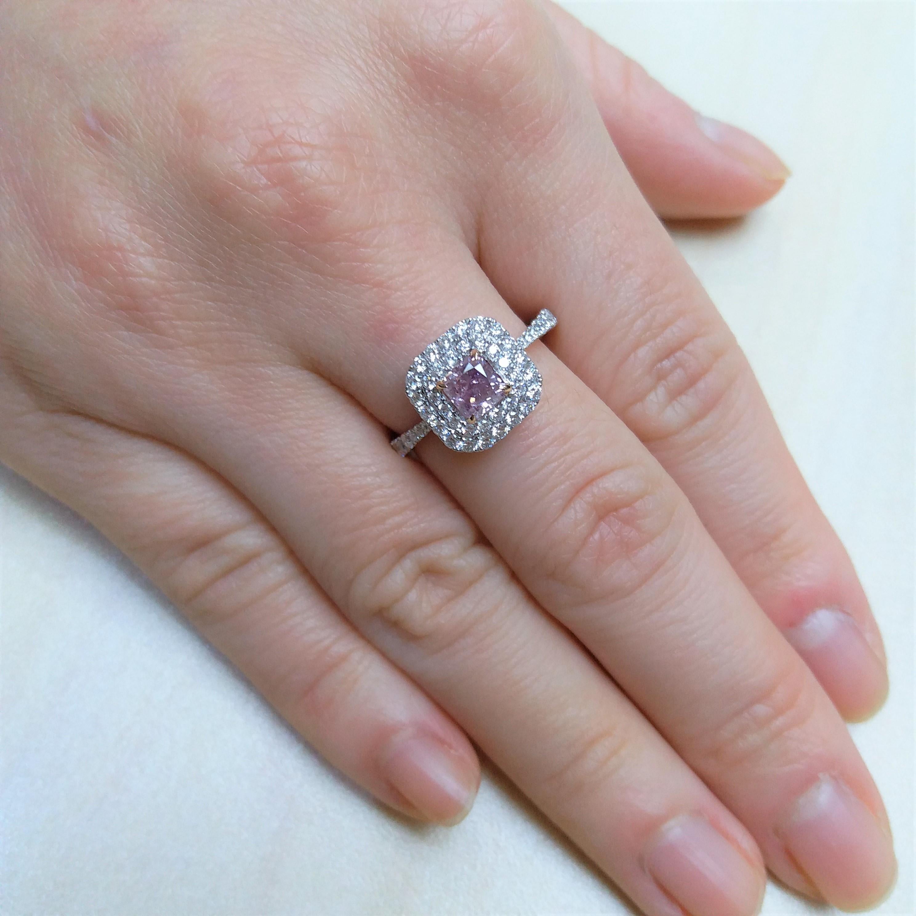Taille carrée Bague avec diamant de forme carrée certifié GIA Fancy Pink Purple et diamant blanc en vente