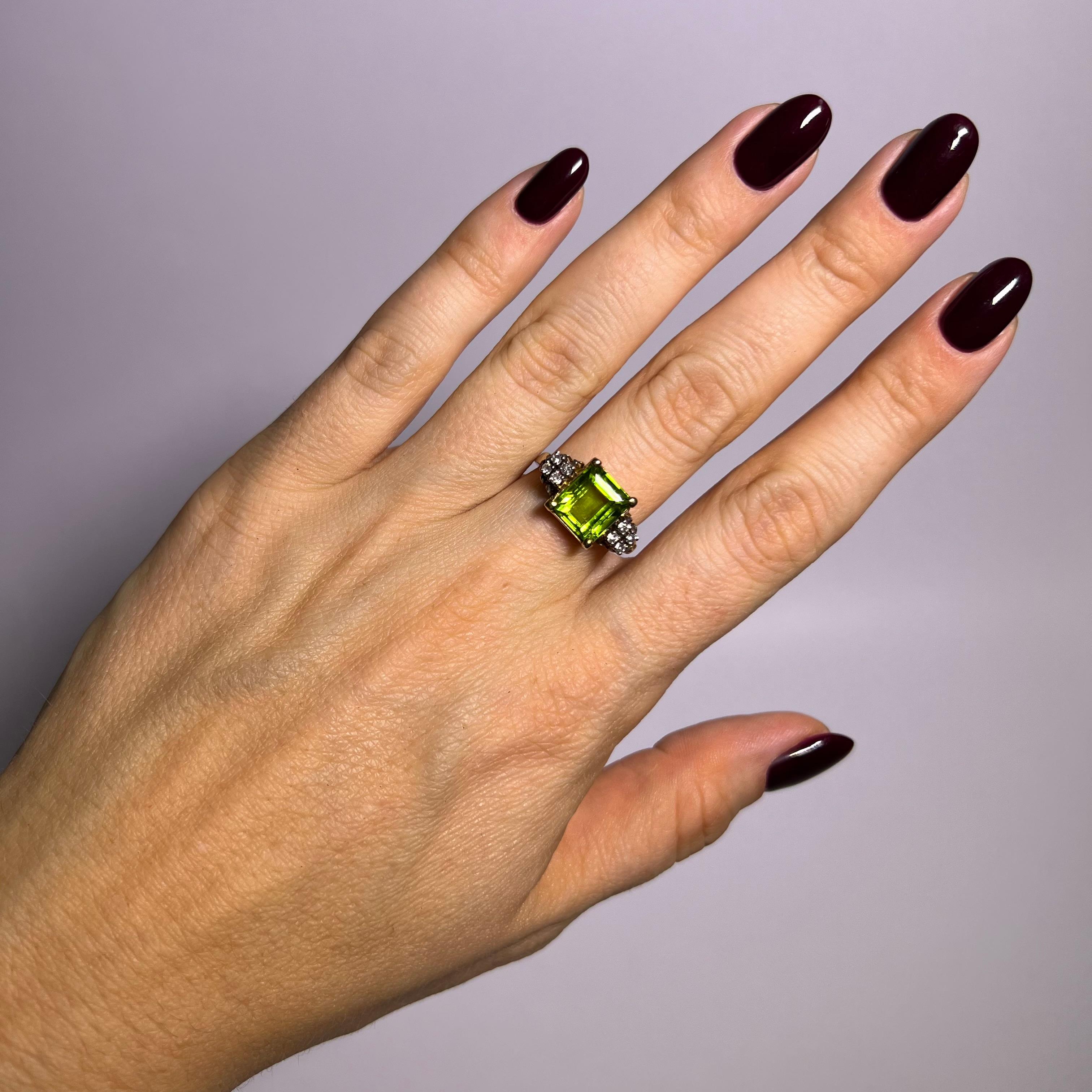 Ring with Stunning 3.50 Carat Peridot and Diamonds in Red & White Gold In Good Condition In Lucerne, CH