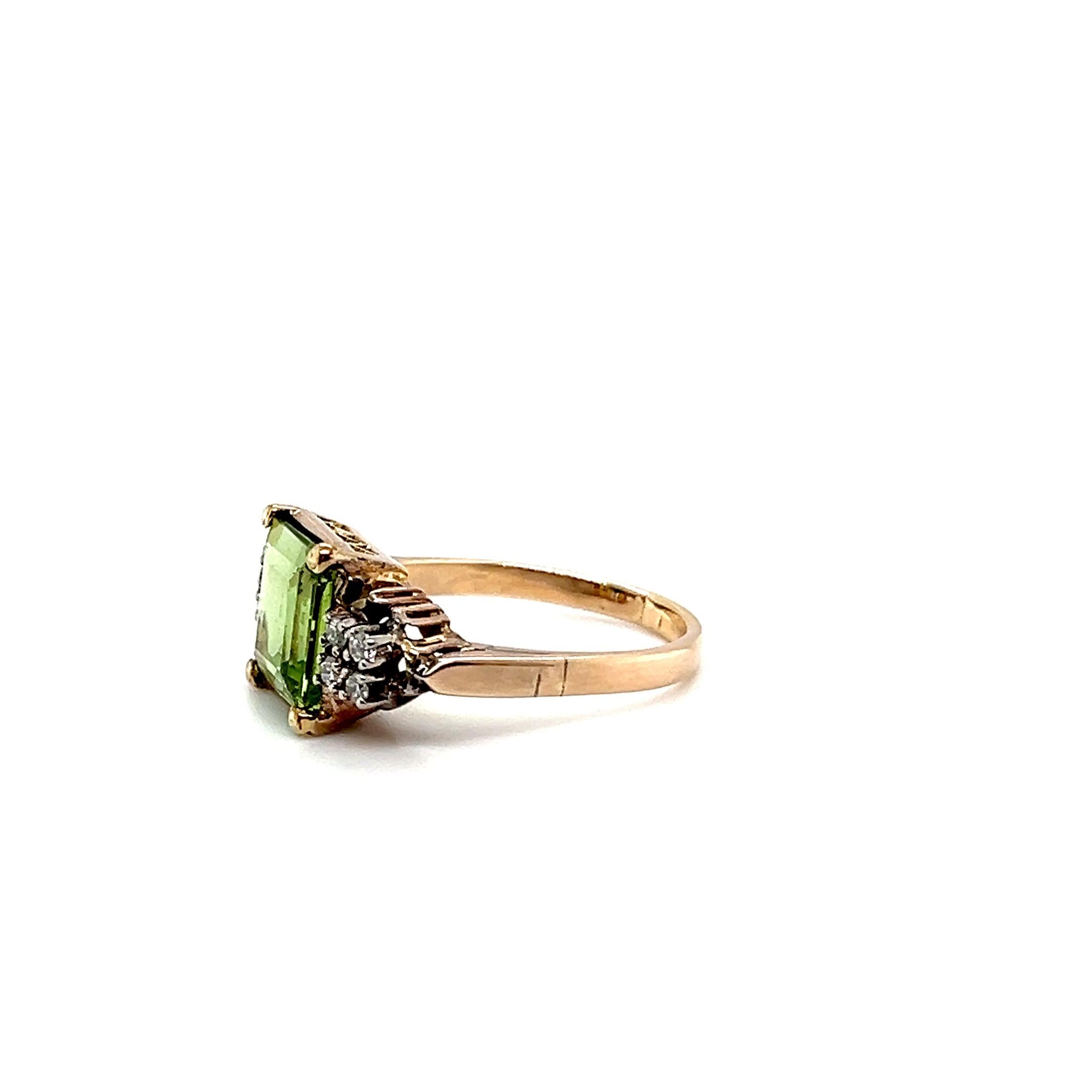 Women's or Men's Ring with Stunning 3.50 Carat Peridot and Diamonds in Red & White Gold