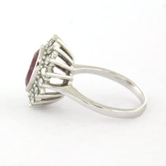 Anello con rubino sintetico e diamanti a taglio brillante fino a 0,60 ct, in oro 14k