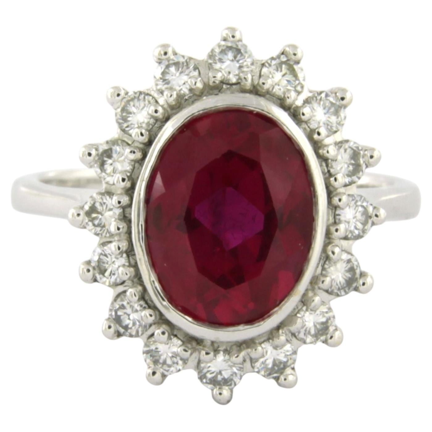 Ring mit synthetischem Rubin und Diamanten im Brillantschliff bis zu 0,60 ct, 14-karätiges Gold