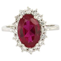 Anillo con rubí sintético y diamantes de talla brillante de hasta 0,62 ct, en oro de 14k
