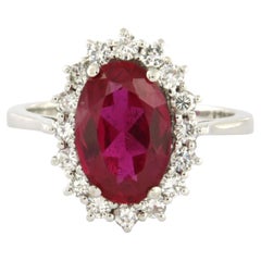 Anillo con rubí sintético y diamantes de talla brillante de hasta 0,62 ct, en oro de 14k