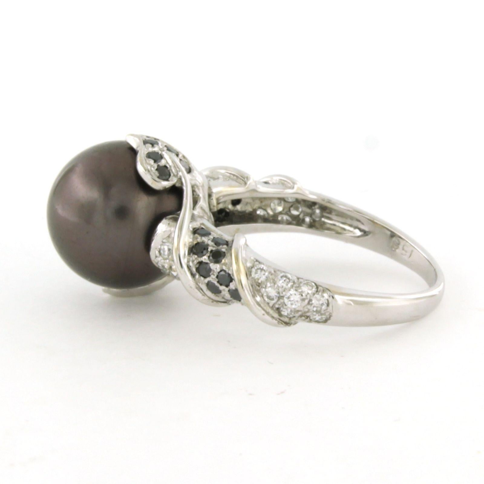 18k white gold ring set with a Tahitian pearl and black and white brilliant cut diamonds - ring size US 5.75 - EU 16.25 (51)

detailed description:

the top of the ring is 1.0 cm wide and 1.1 cm high

Weight 5.0 grams

ring size US 5.75 - EU 16.25
