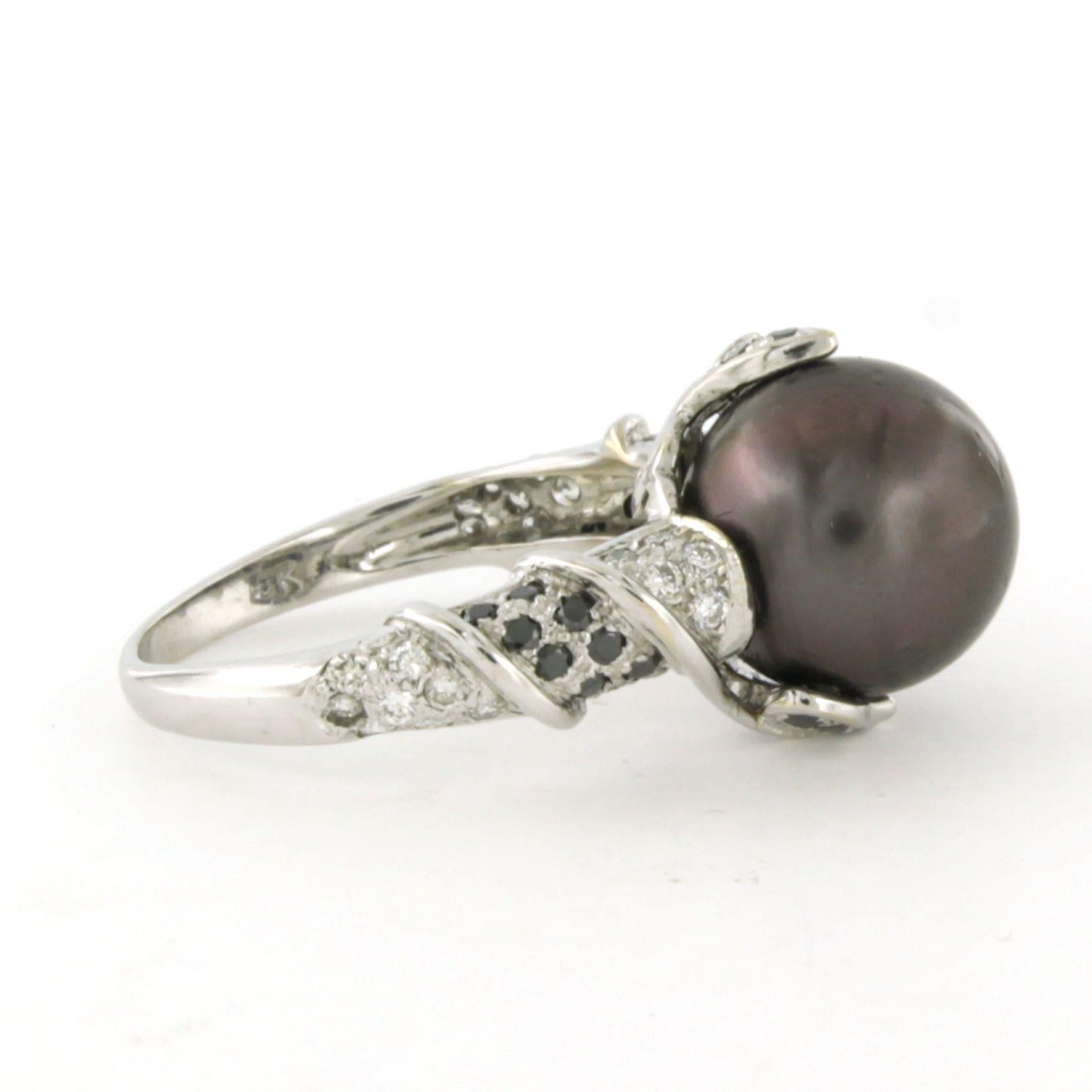 Modern Ring with Tahiti pearl and brilliant cut diamonds 18k gold 5.0 gram For Sale