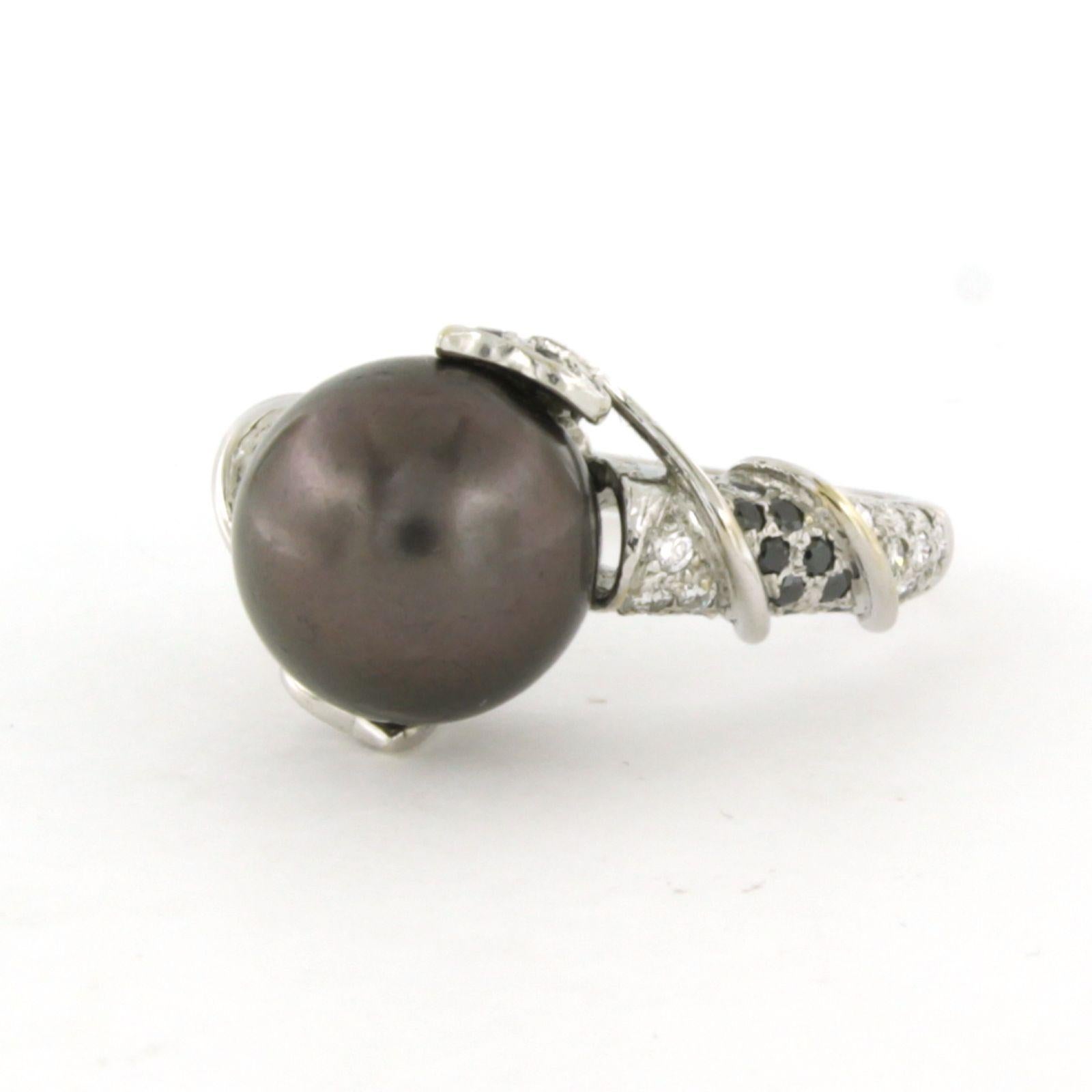 Ring with Tahiti pearl and brilliant cut diamonds 18k gold 5.0 gram In Excellent Condition For Sale In The Hague, ZH
